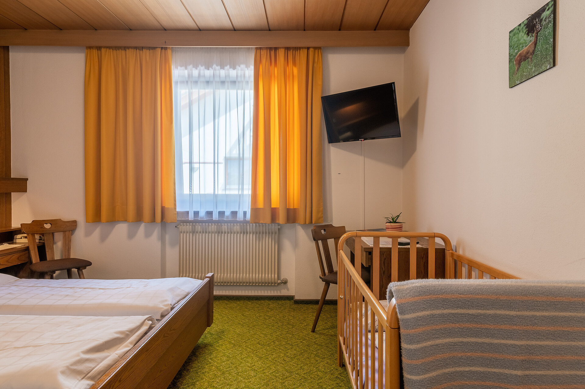 Double room with cot