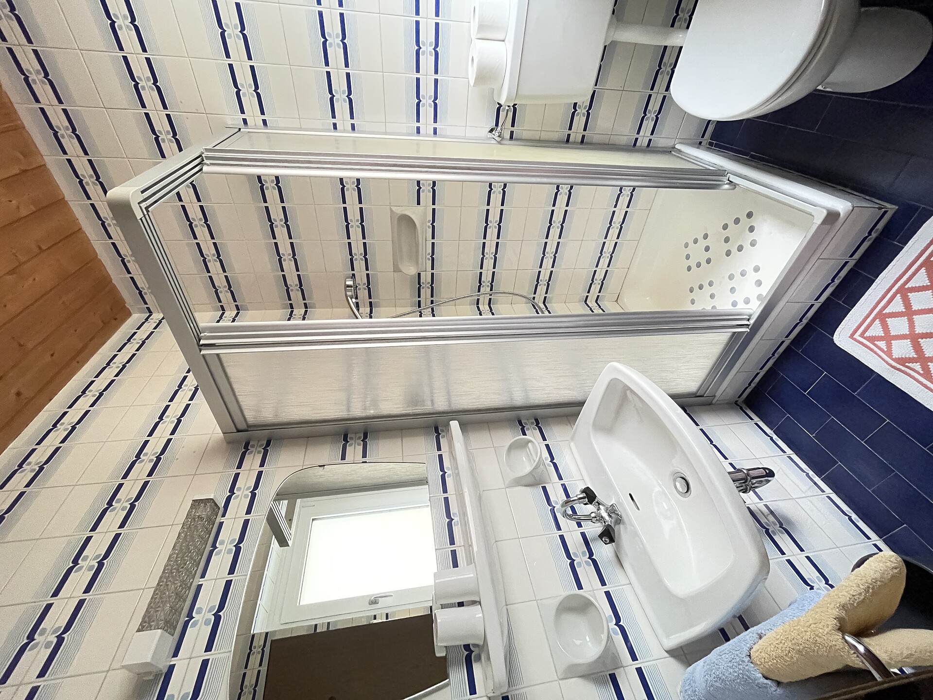 Apartment 3 people bathroom