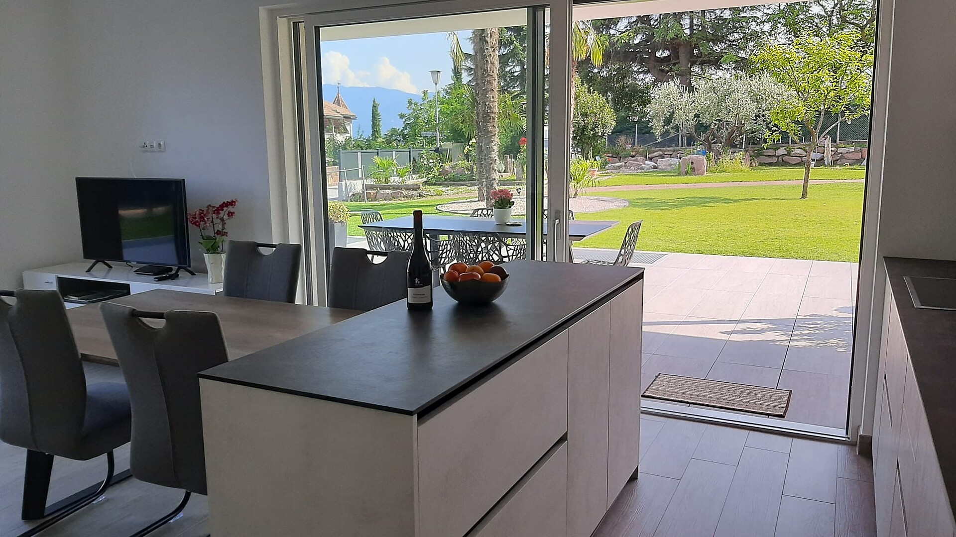 cucina con vista sul giardino