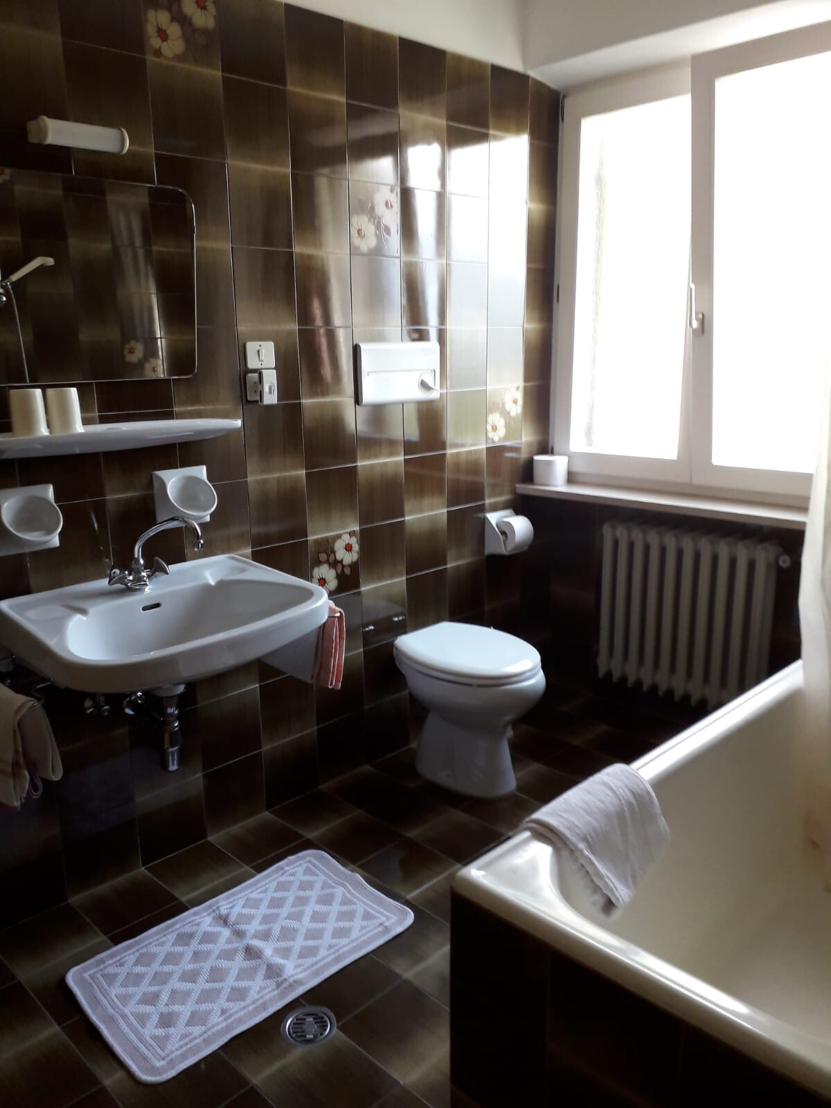 Bagno con vasca da bagno