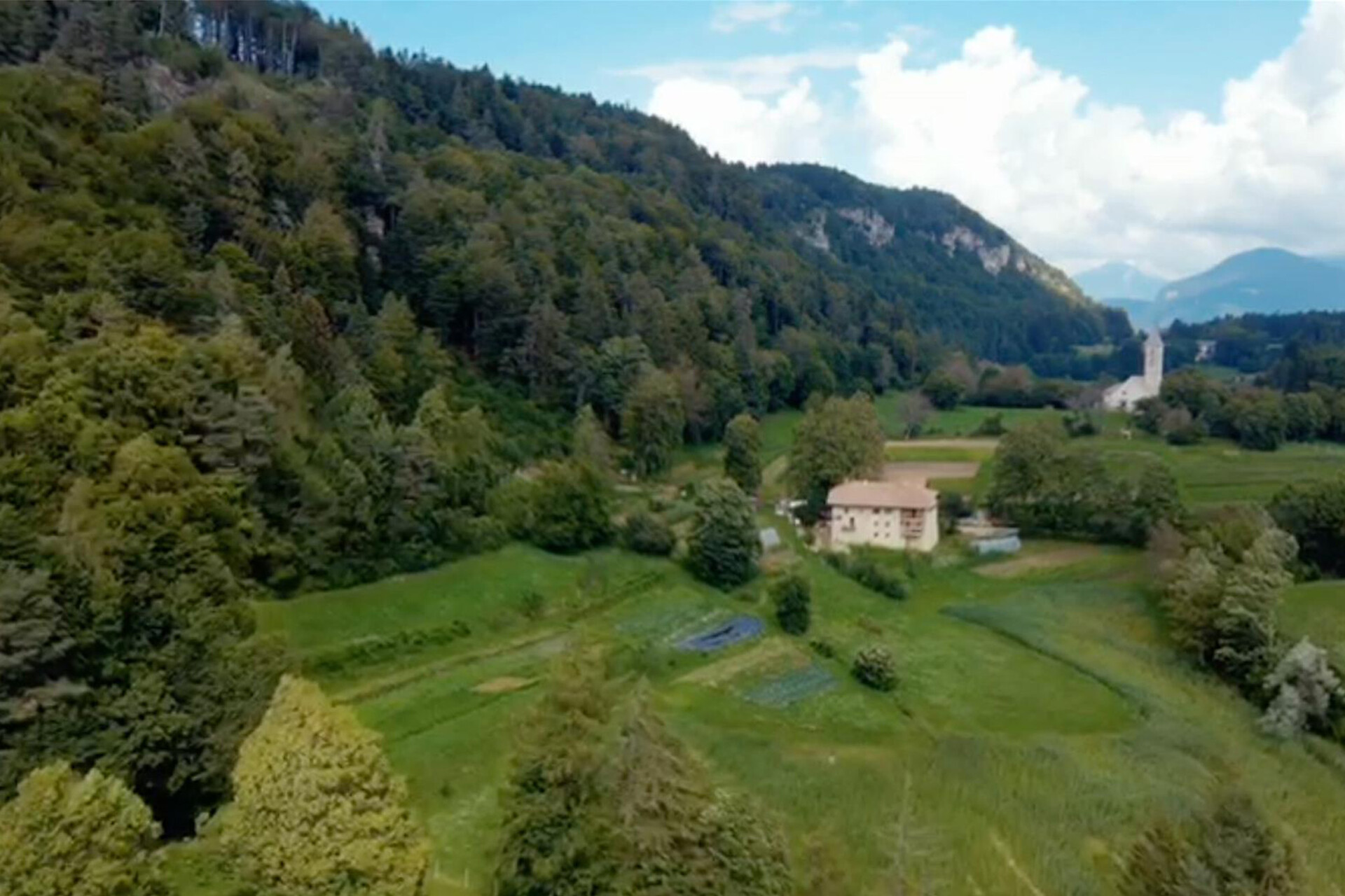 Casa con chiesa