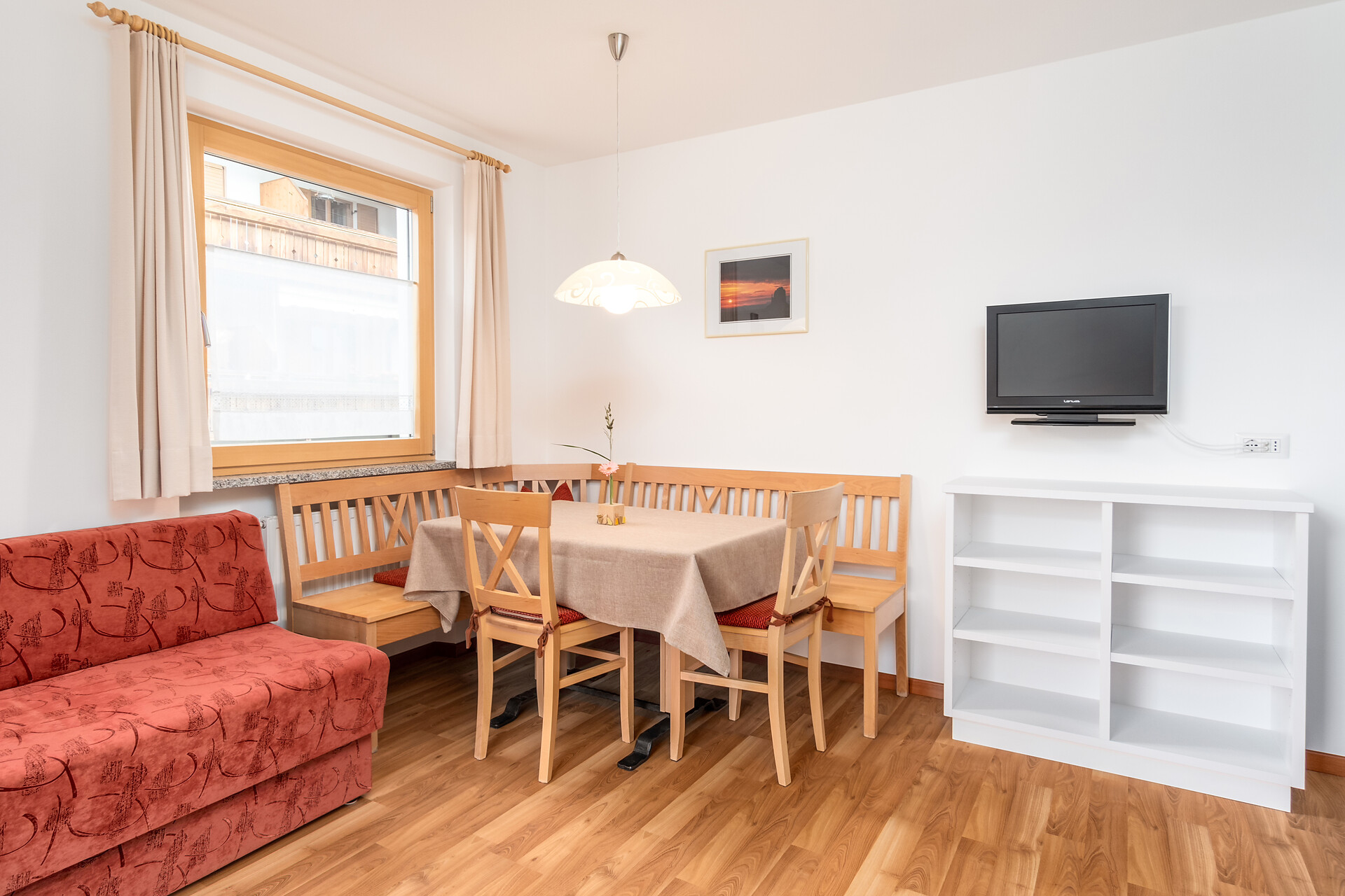 Wohnküche Fewo Furchetta: Küchenzeile, Essecke, Schlafcouch, TV, Balkon