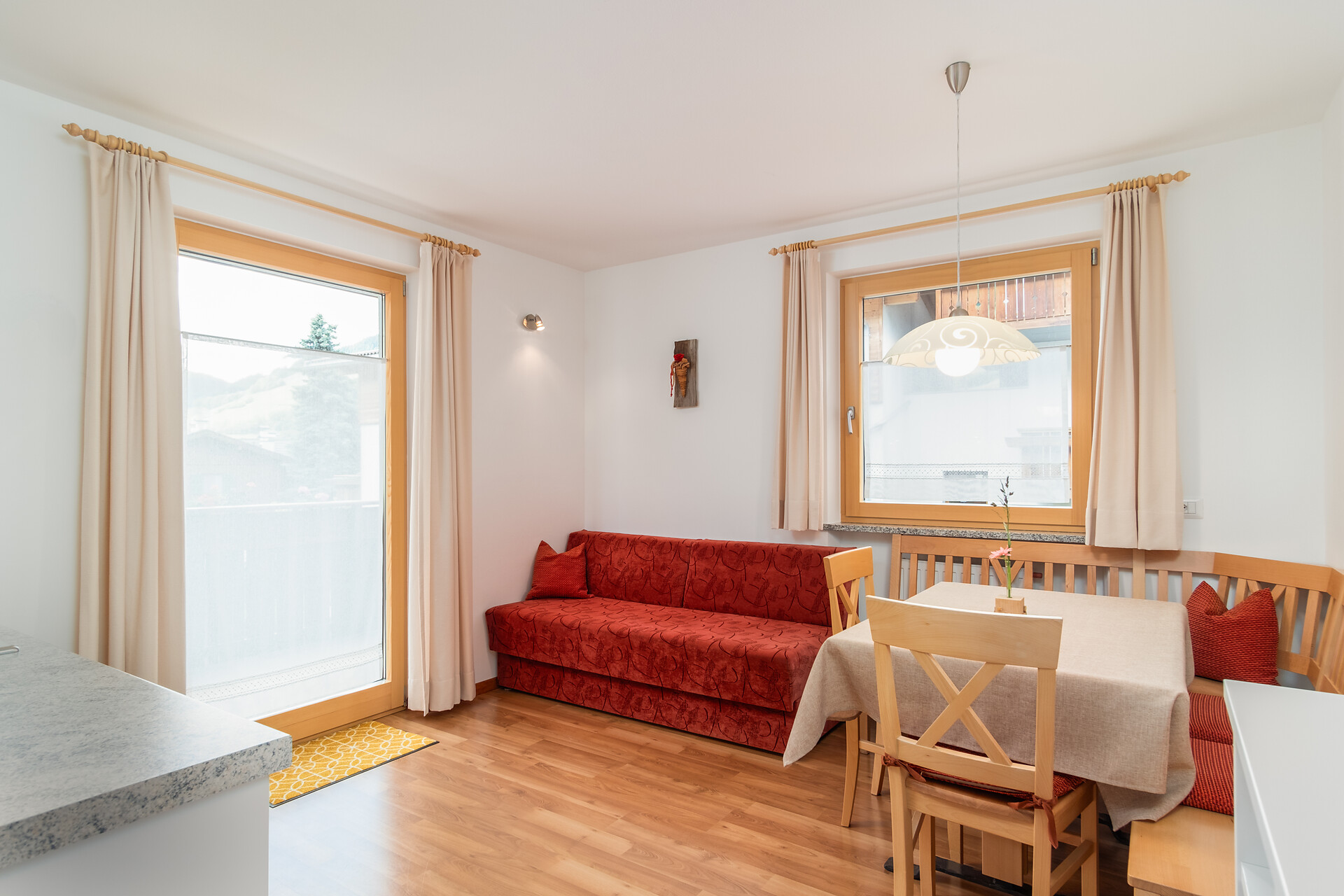 Wohnküche Fewo Furchetta: Küchenzeile, Essecke, Schlafcouch, TV, Balkon