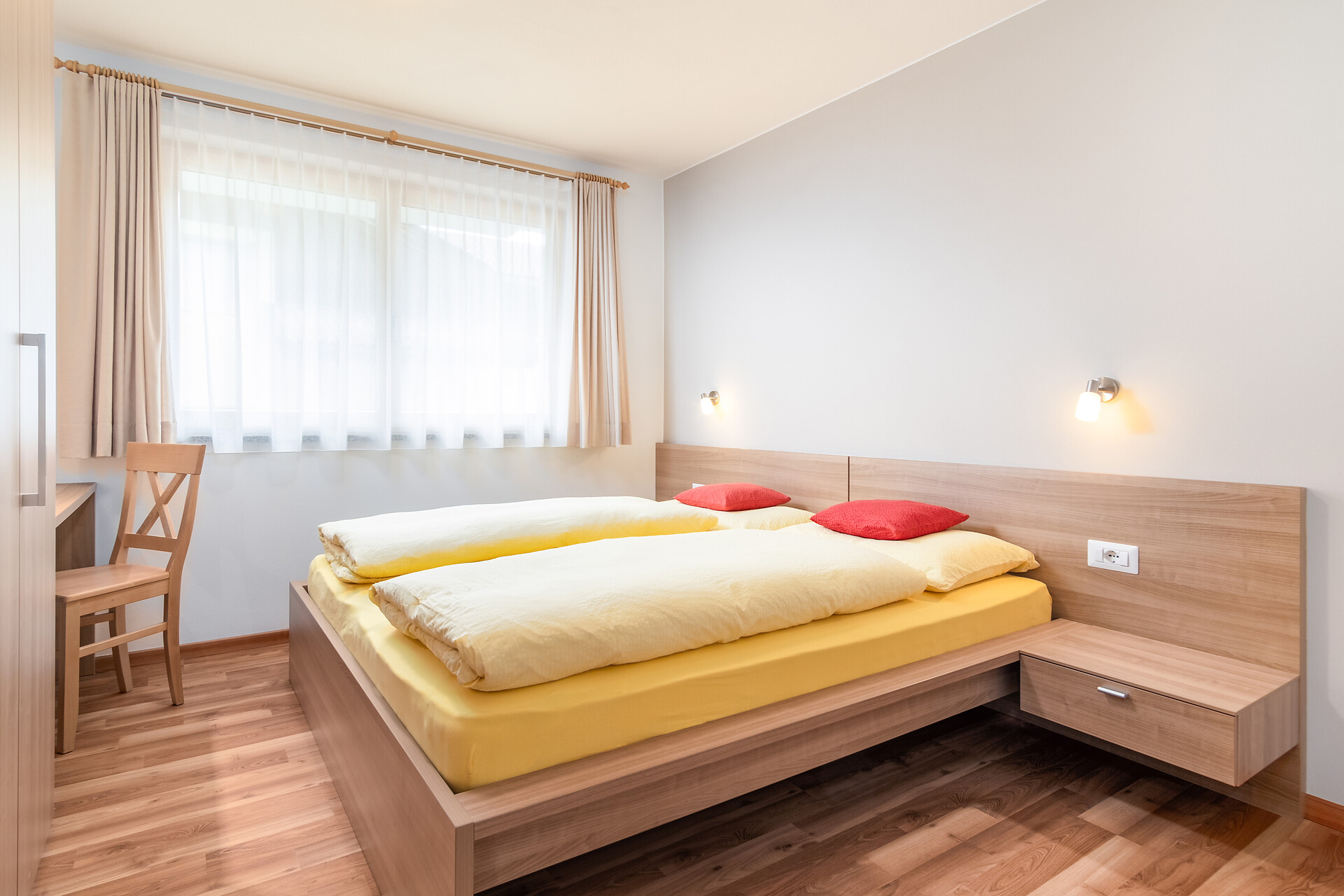 Zimmer Fewo Sass Rigais: Doppelbett, Schrank, Safe, Schreibtisch, evtl. Zustellbett oder Babybett
