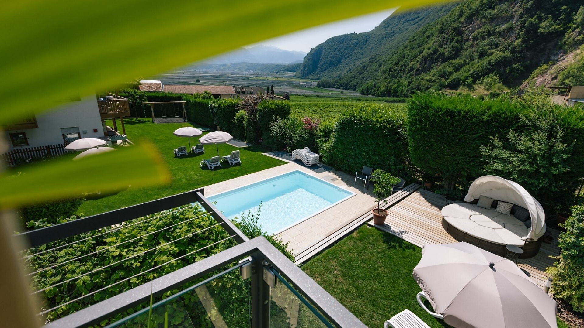 garden mit swimming pool