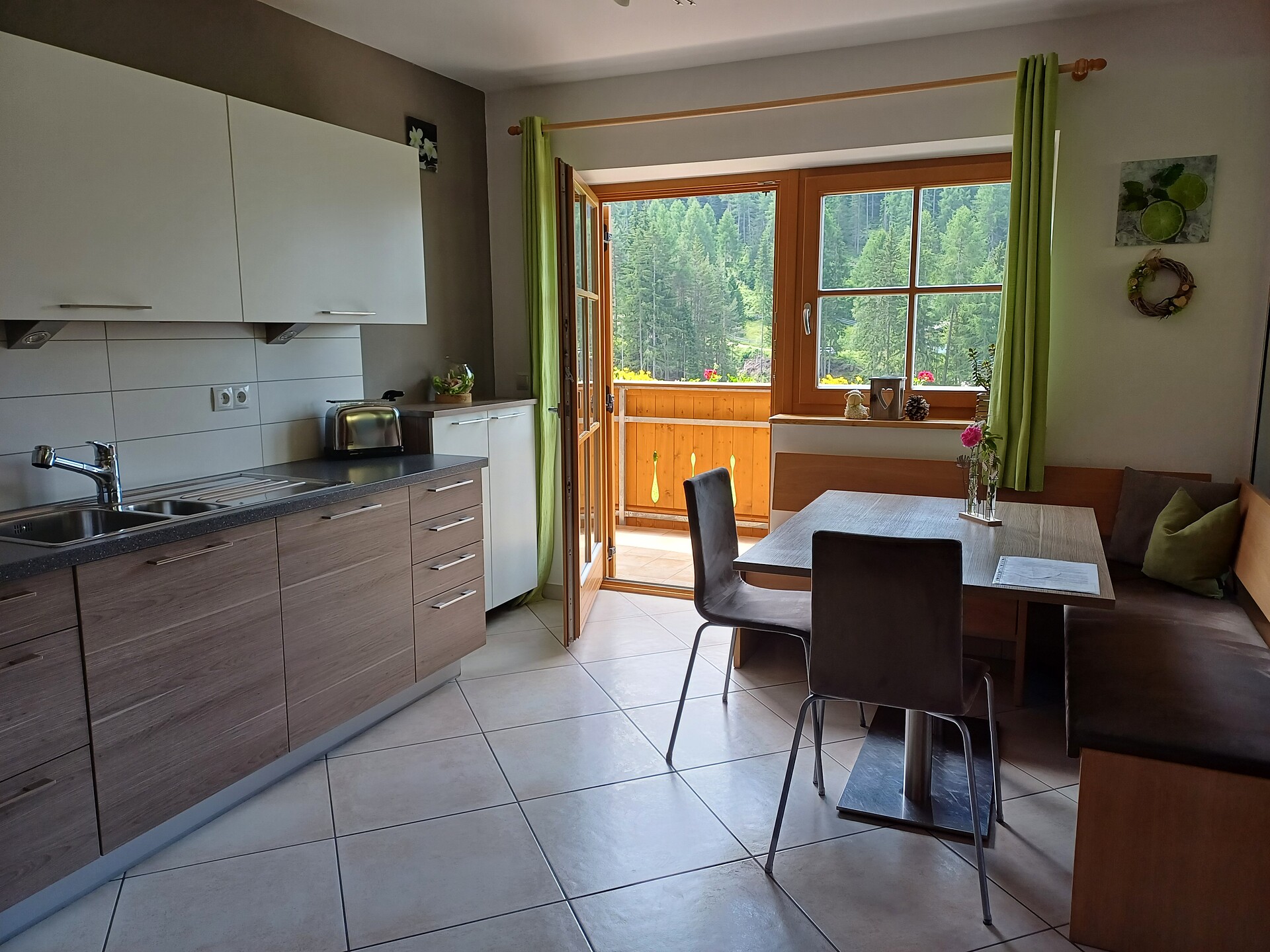 Cucina luminosa con vista in giardino