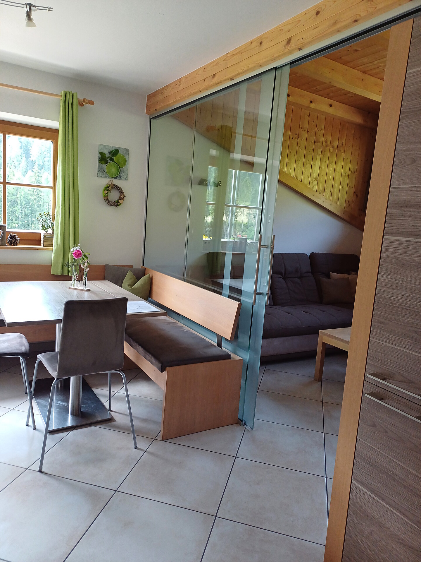 Cucina con soggiorno confortevole