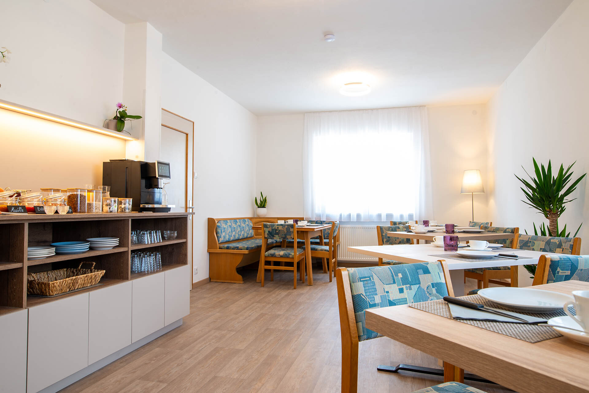 breakfast room