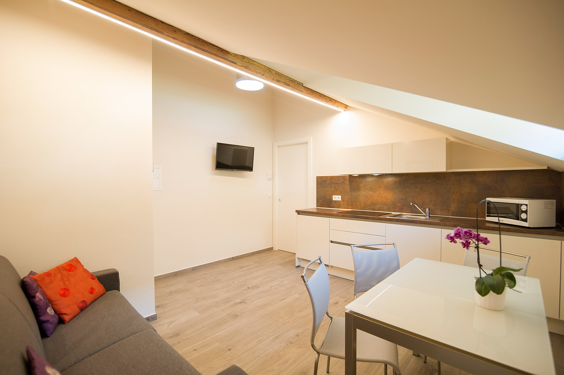 "Muatrs Kuchl" cucina con divano letto