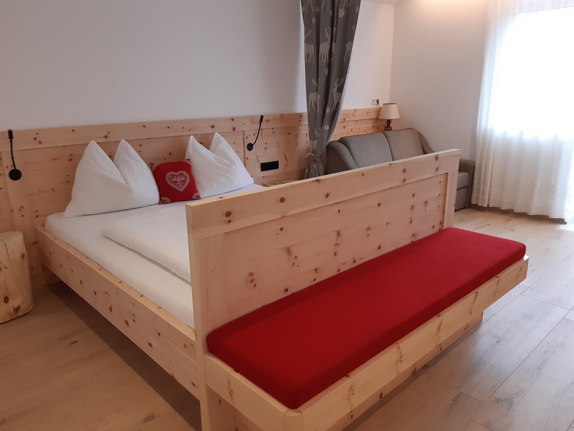 Bedroom in solid Swiss pine, pleasant atmosphere thanks to glare