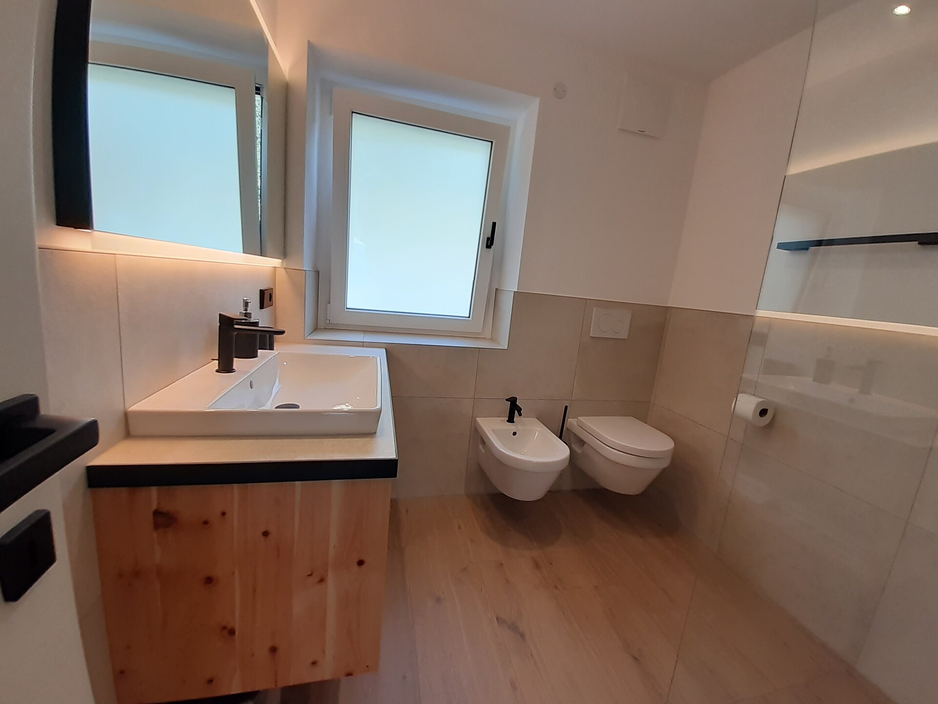 Bathroom with toilet, bidet walk
