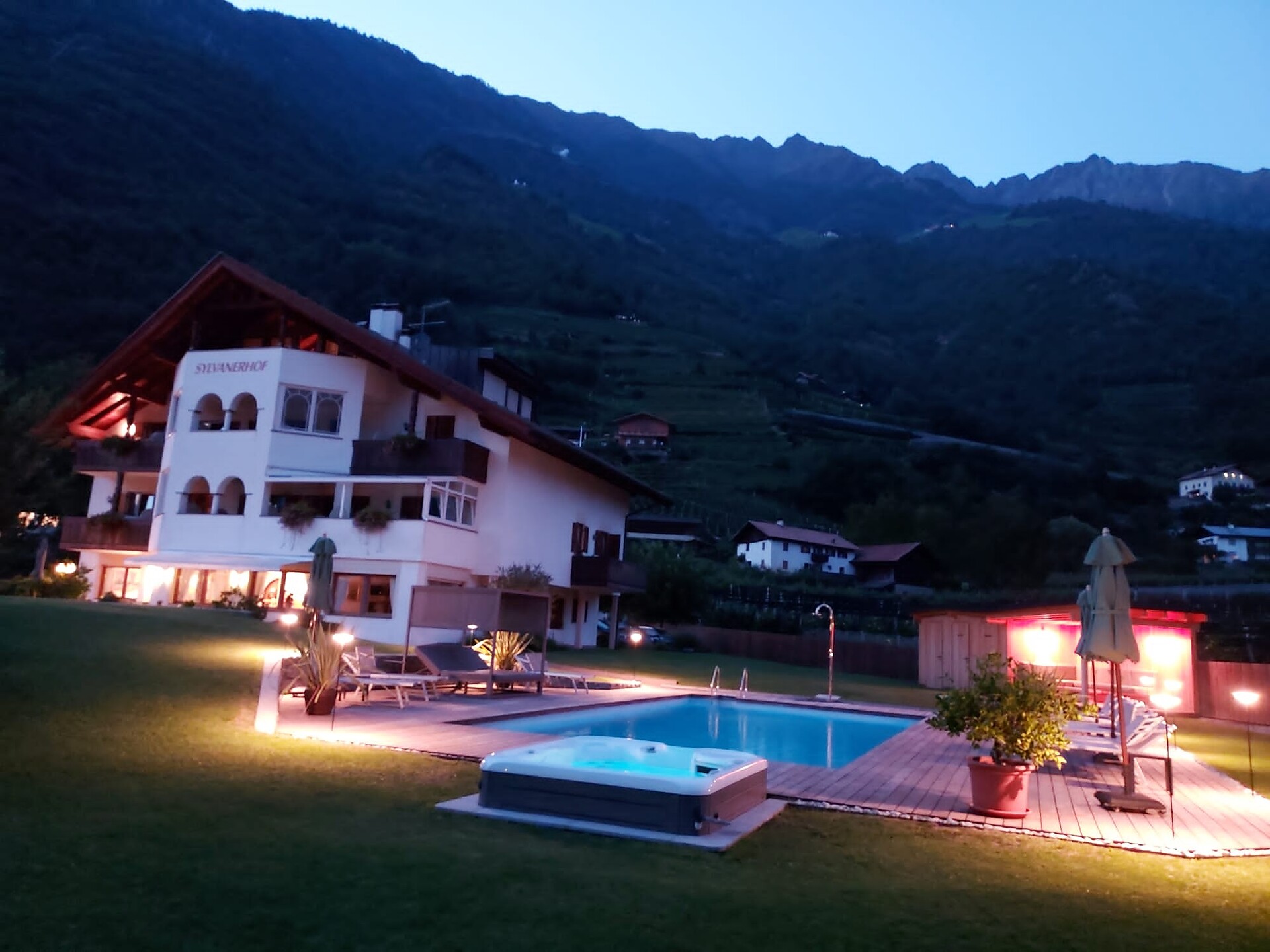 Sylvanerhof at night