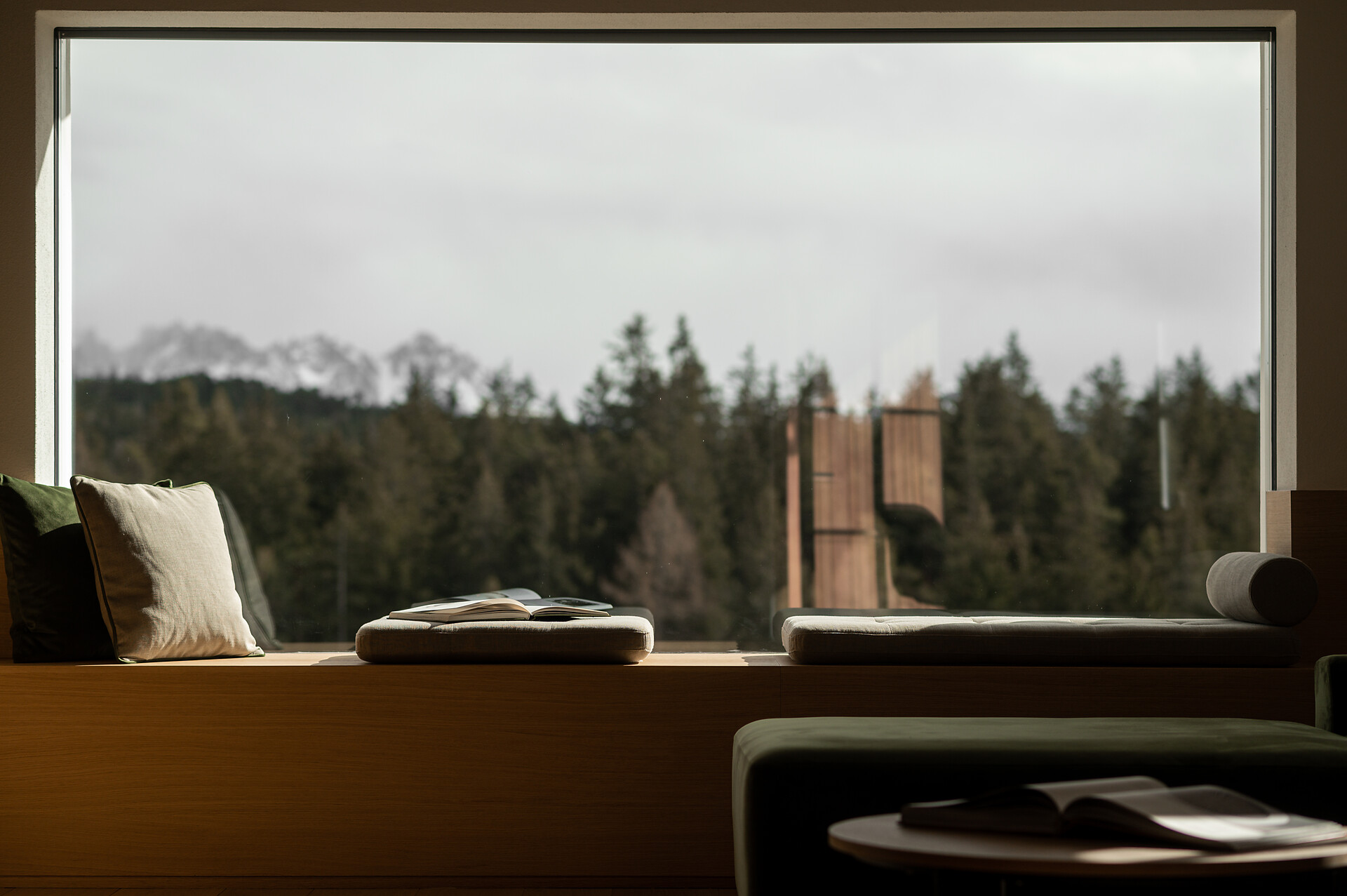 Living toom with panoramic window