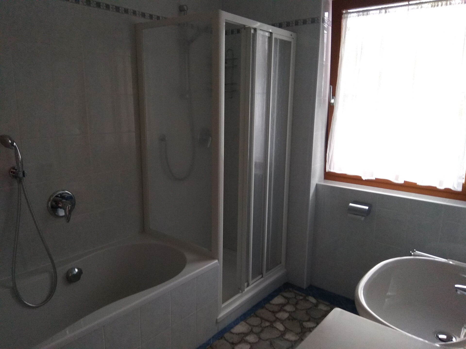 Hauptbad mit Dusche, Badewanne, WC