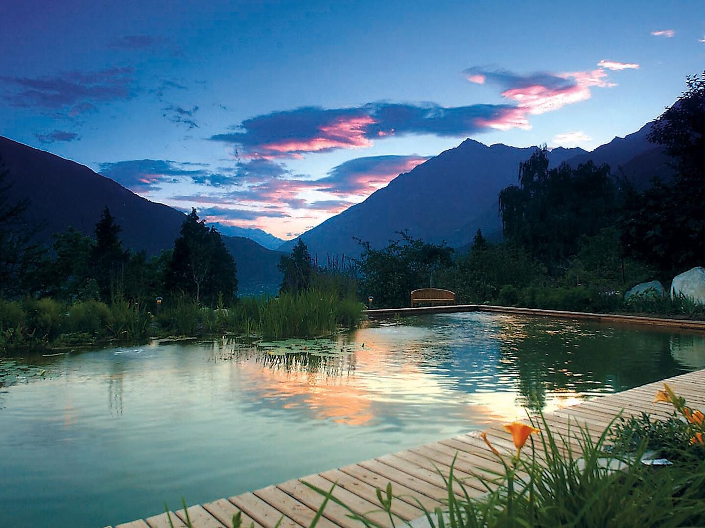 Hotel Marini, Schwimmteich, Garten, Abendstimmung, Wellness, Tirol
