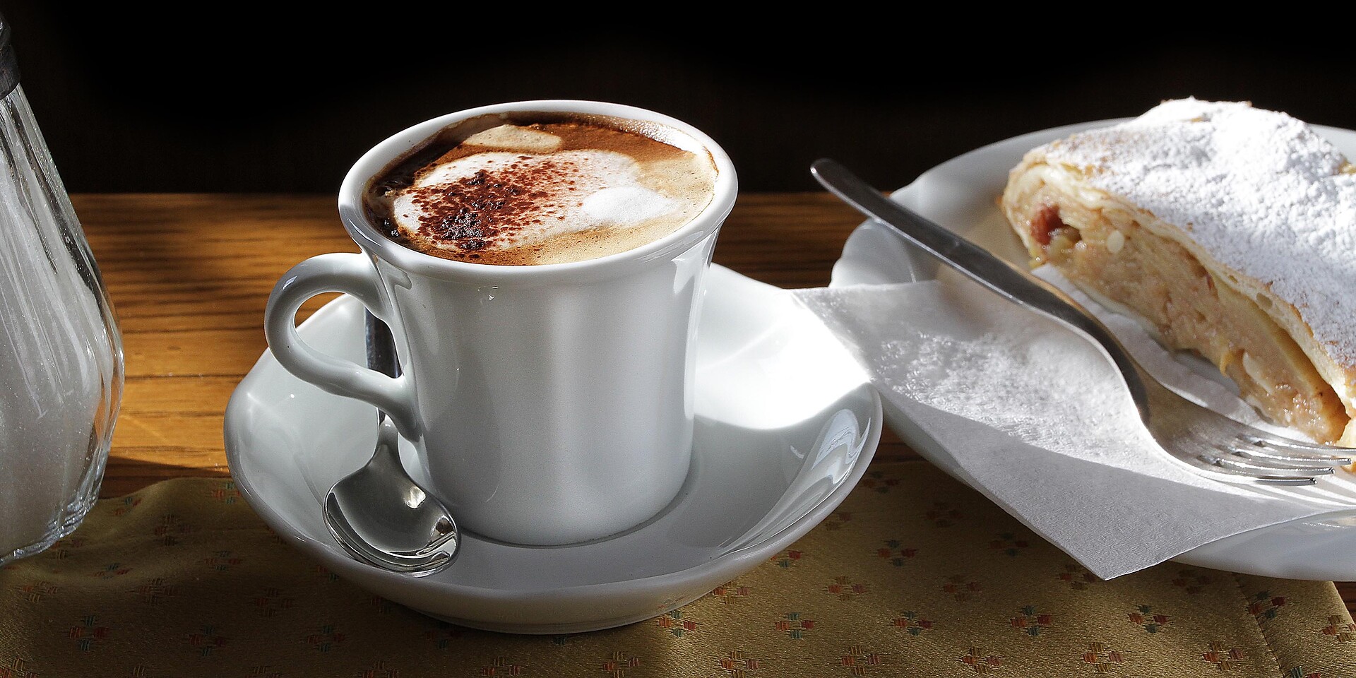 Cappuccino und Apfelstrudel