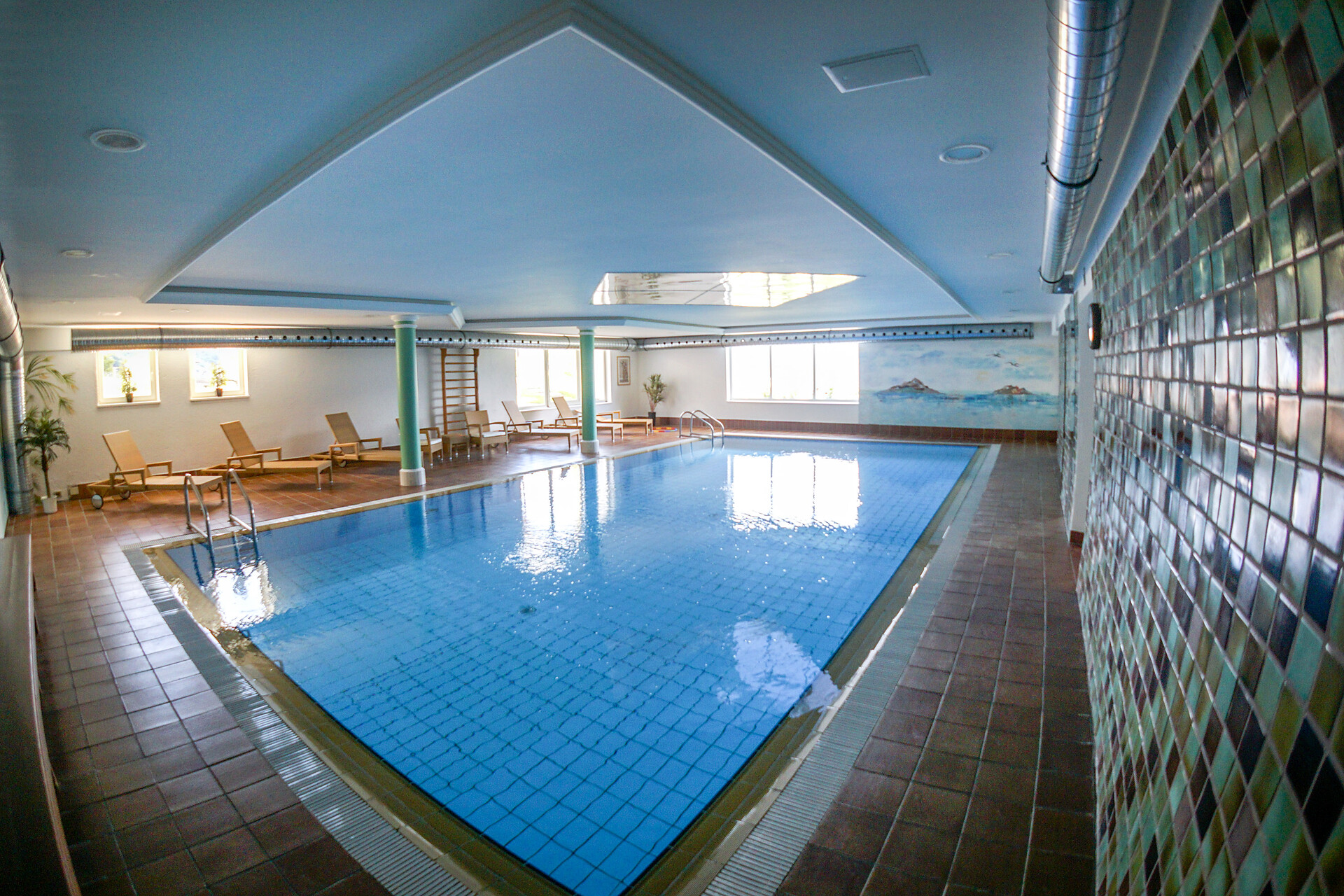 indoor swimmng pool