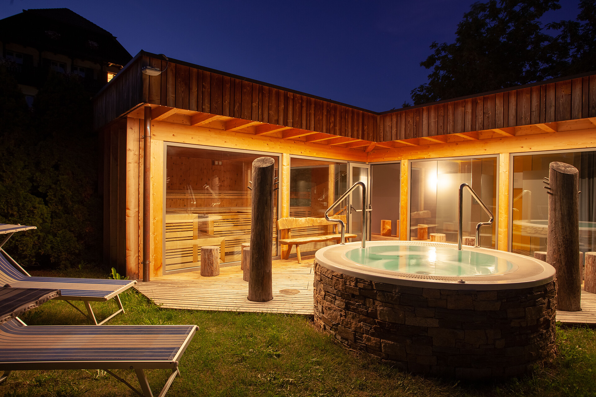 Jacuzzi all'aperto con sauna panoramica