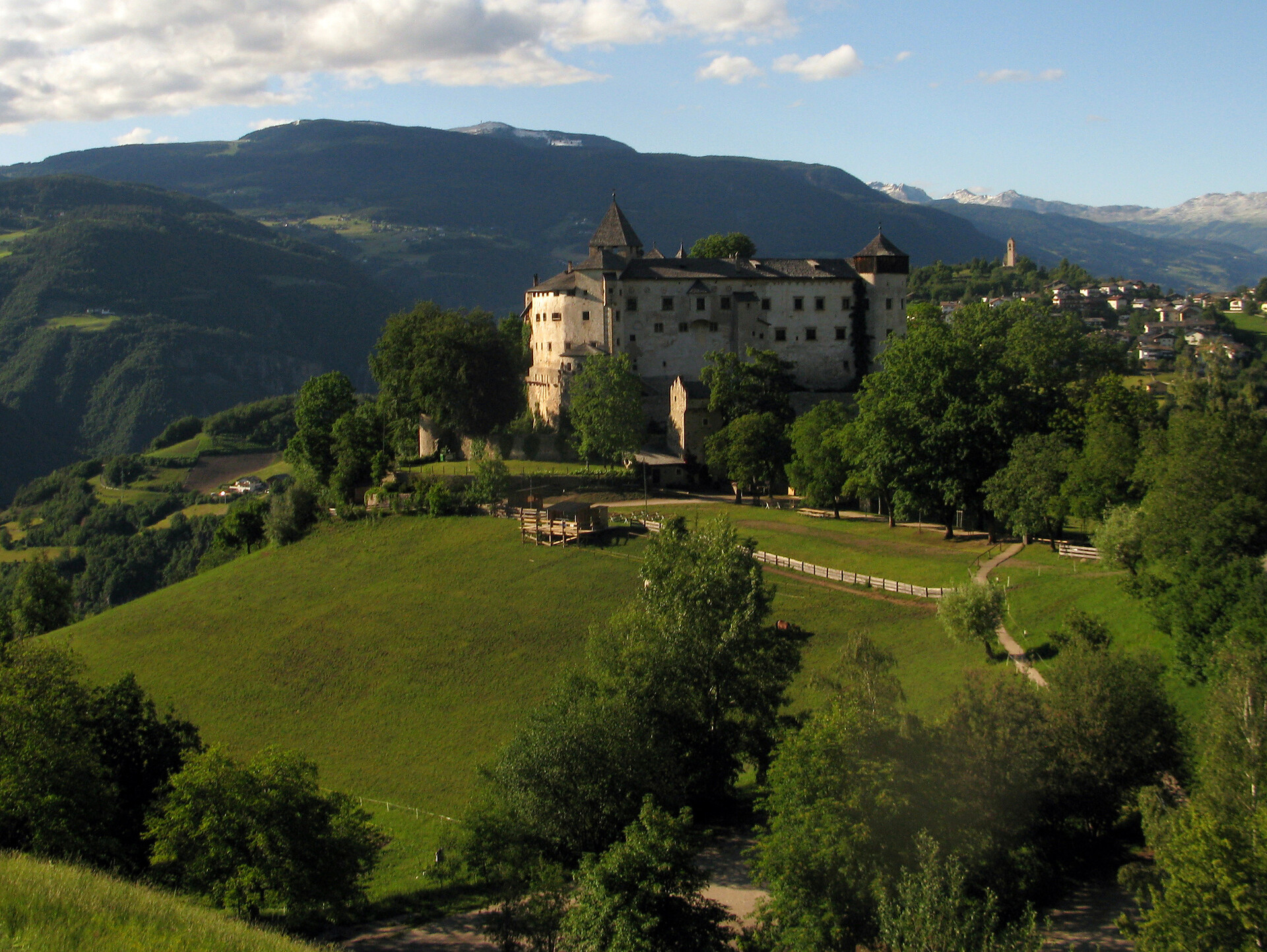 Besuchen Sie Schloss Prösels, genießen Sie die Konzerte und Ritterspiele