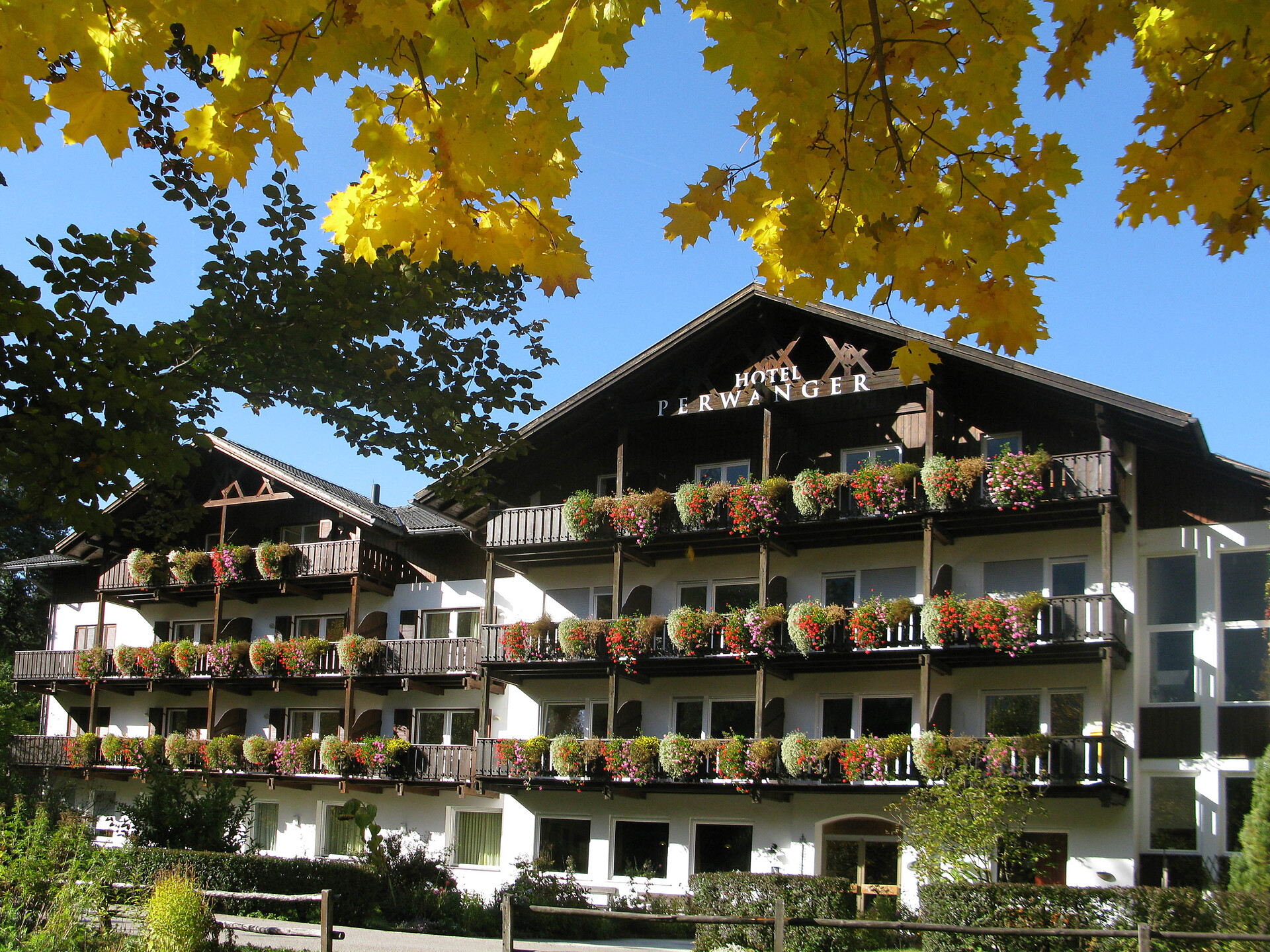 Das Hotel im Goldenen Herbst