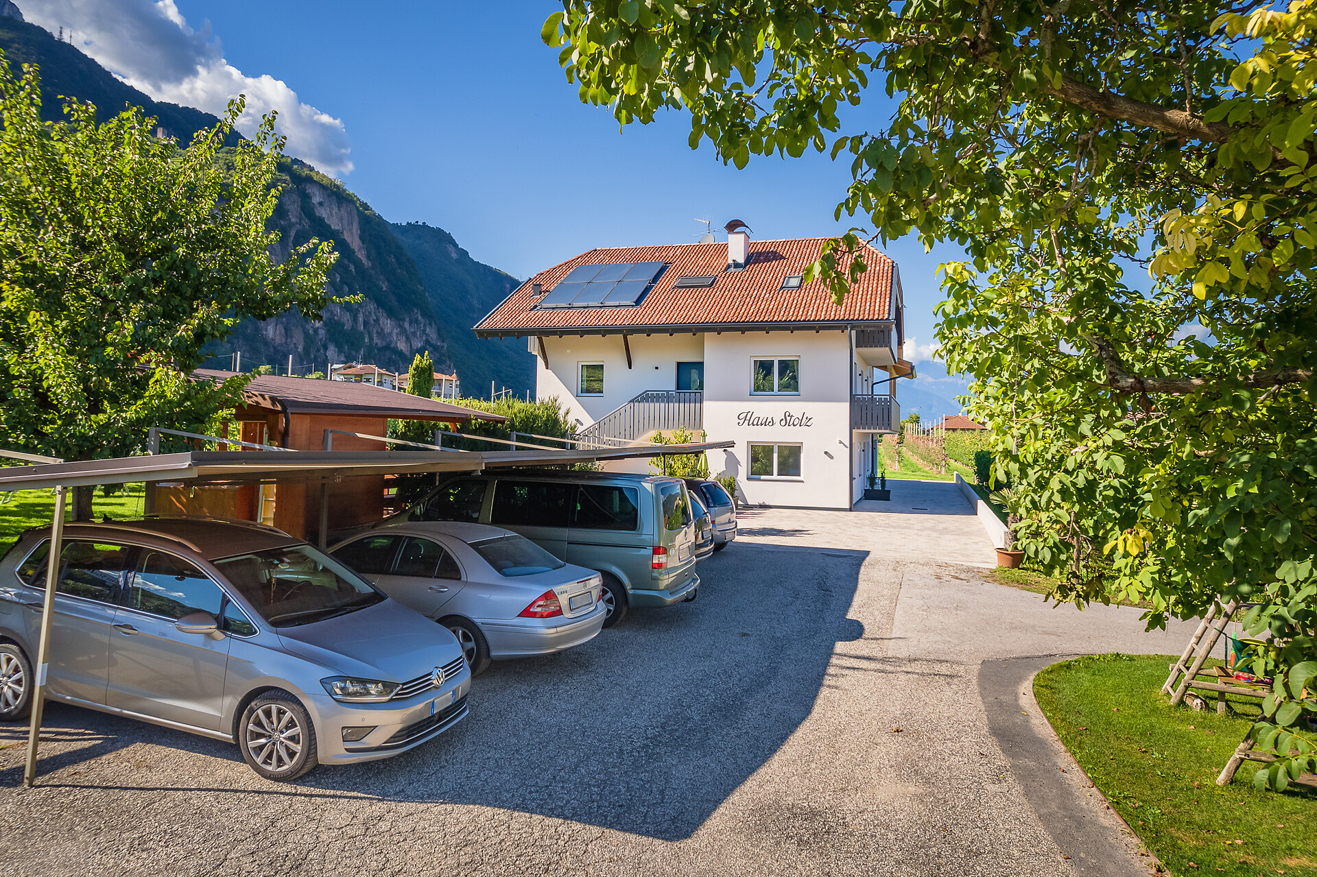 Überdachter Parkplatz