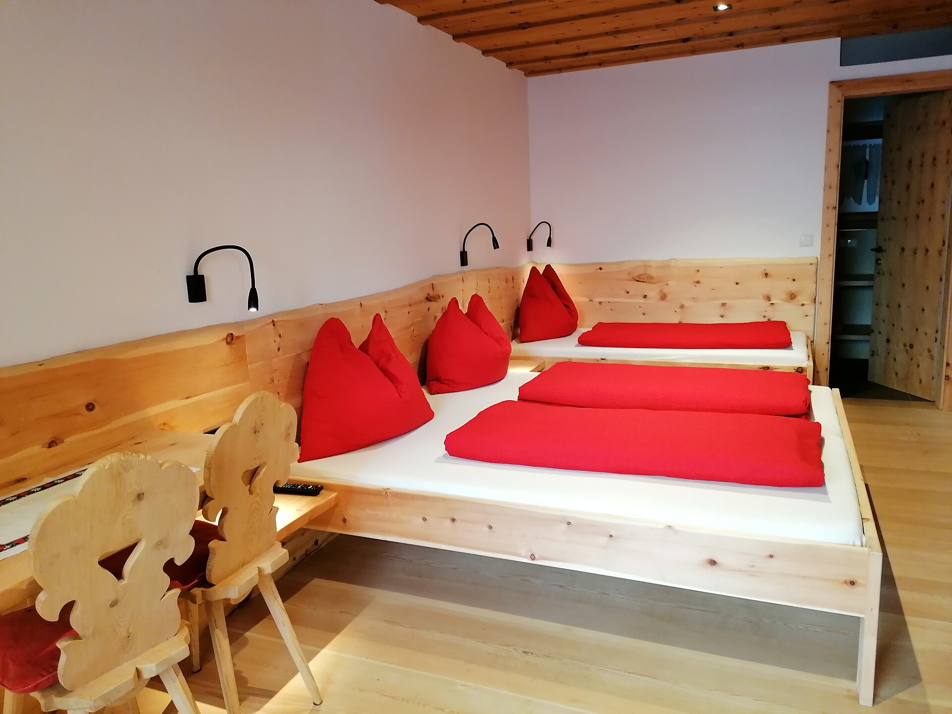 geräumiges helles Dreibettschlafzimmer aus  Zirmholz