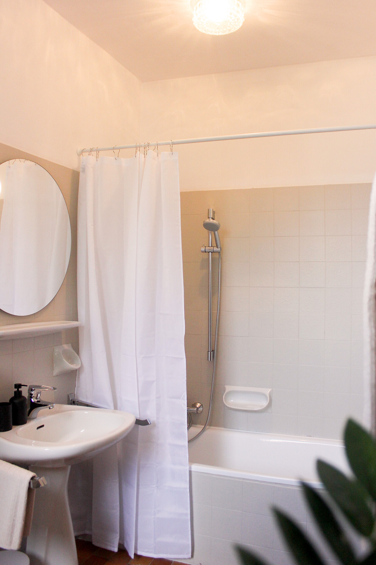 apartment 2 – bathroom with bathtub