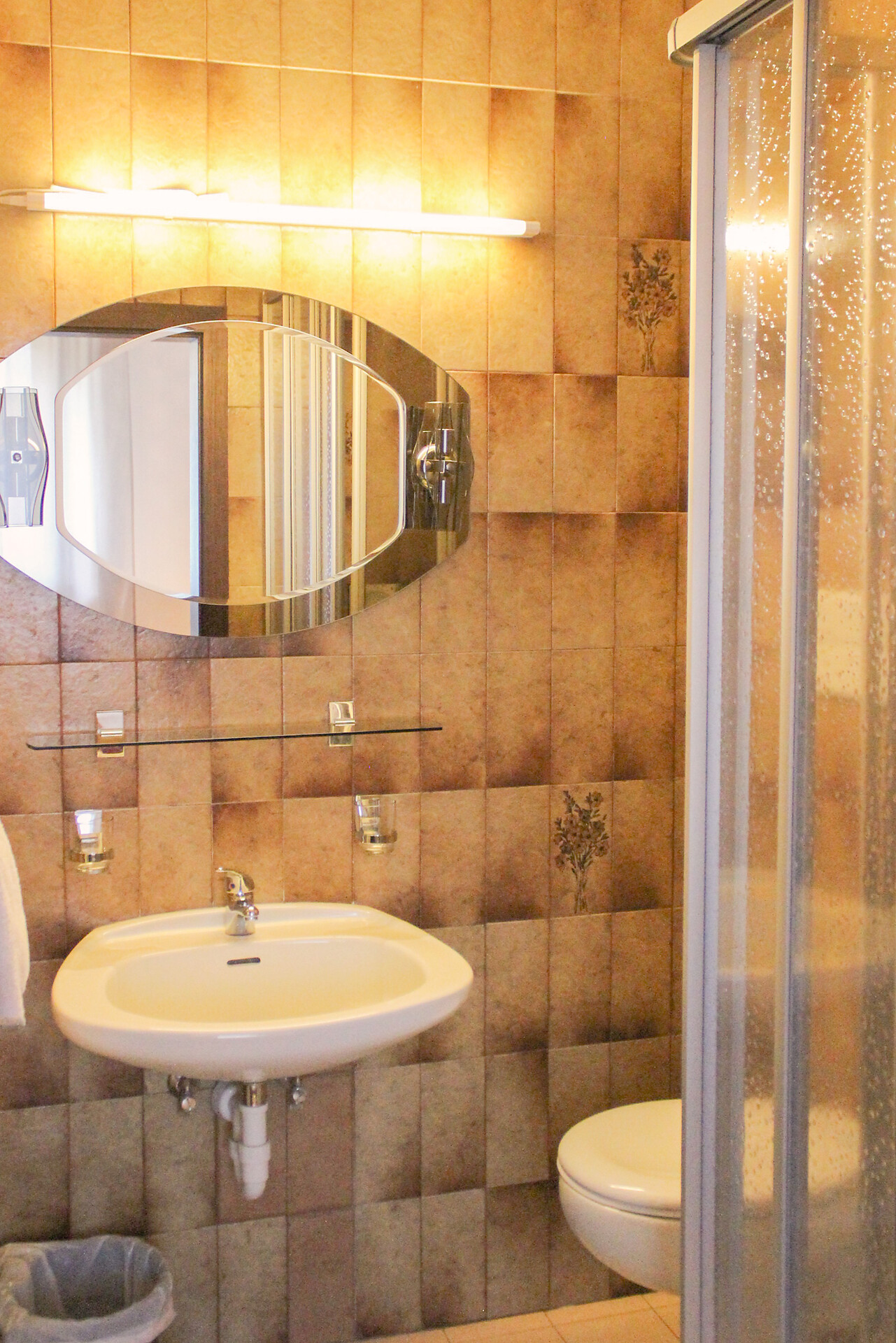 apartment 2 – bathroom with shower