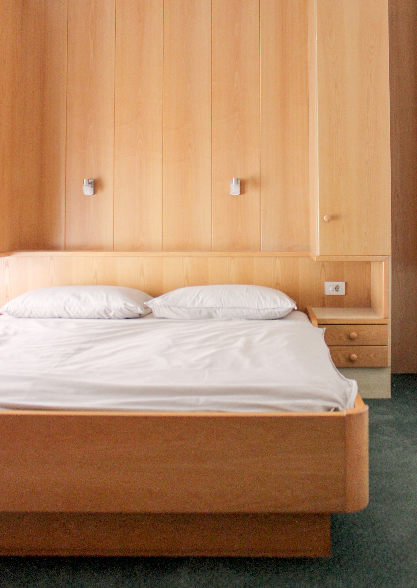 apartment 2 – bed room (west)