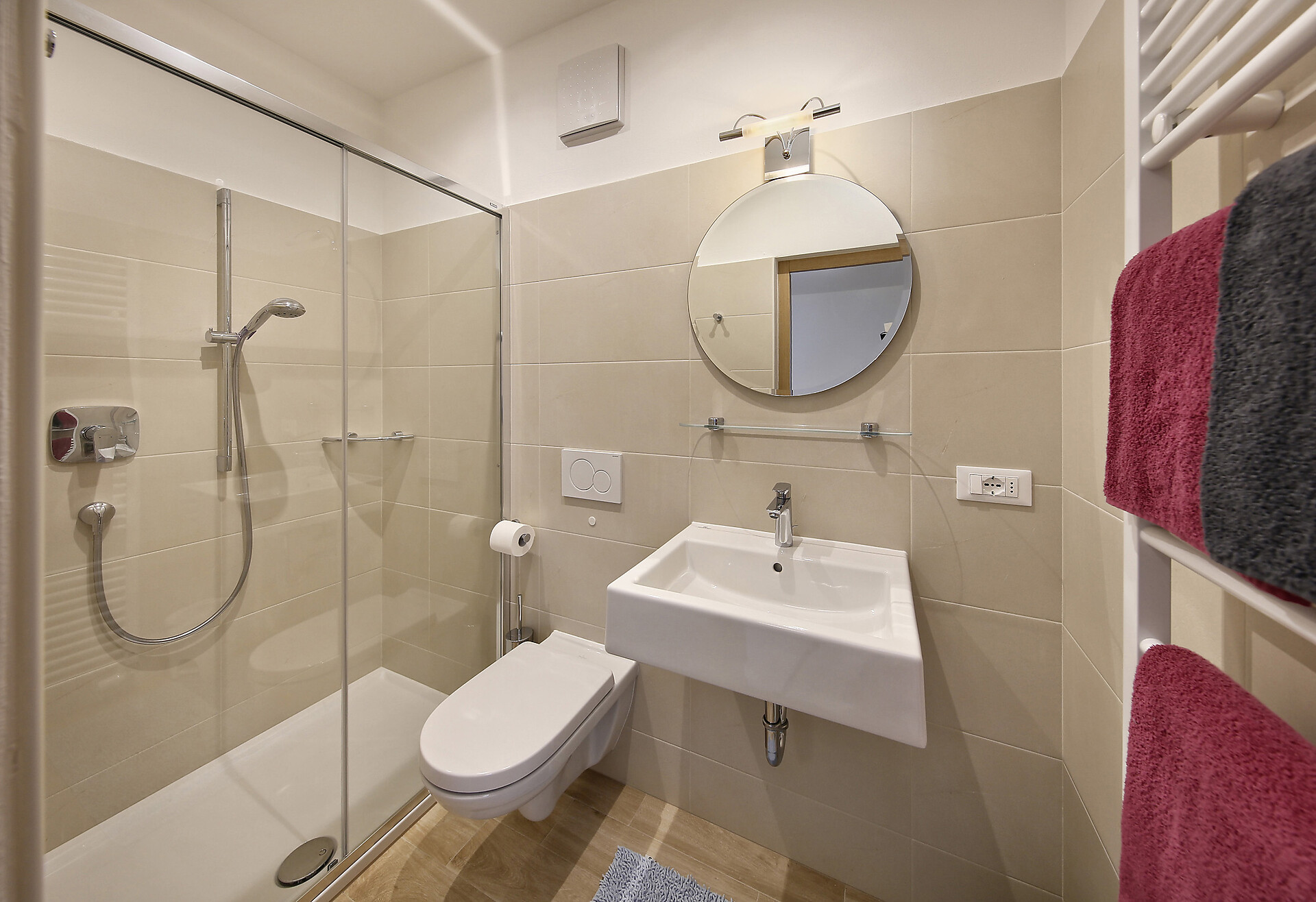 Einzelzimmer bathroom
