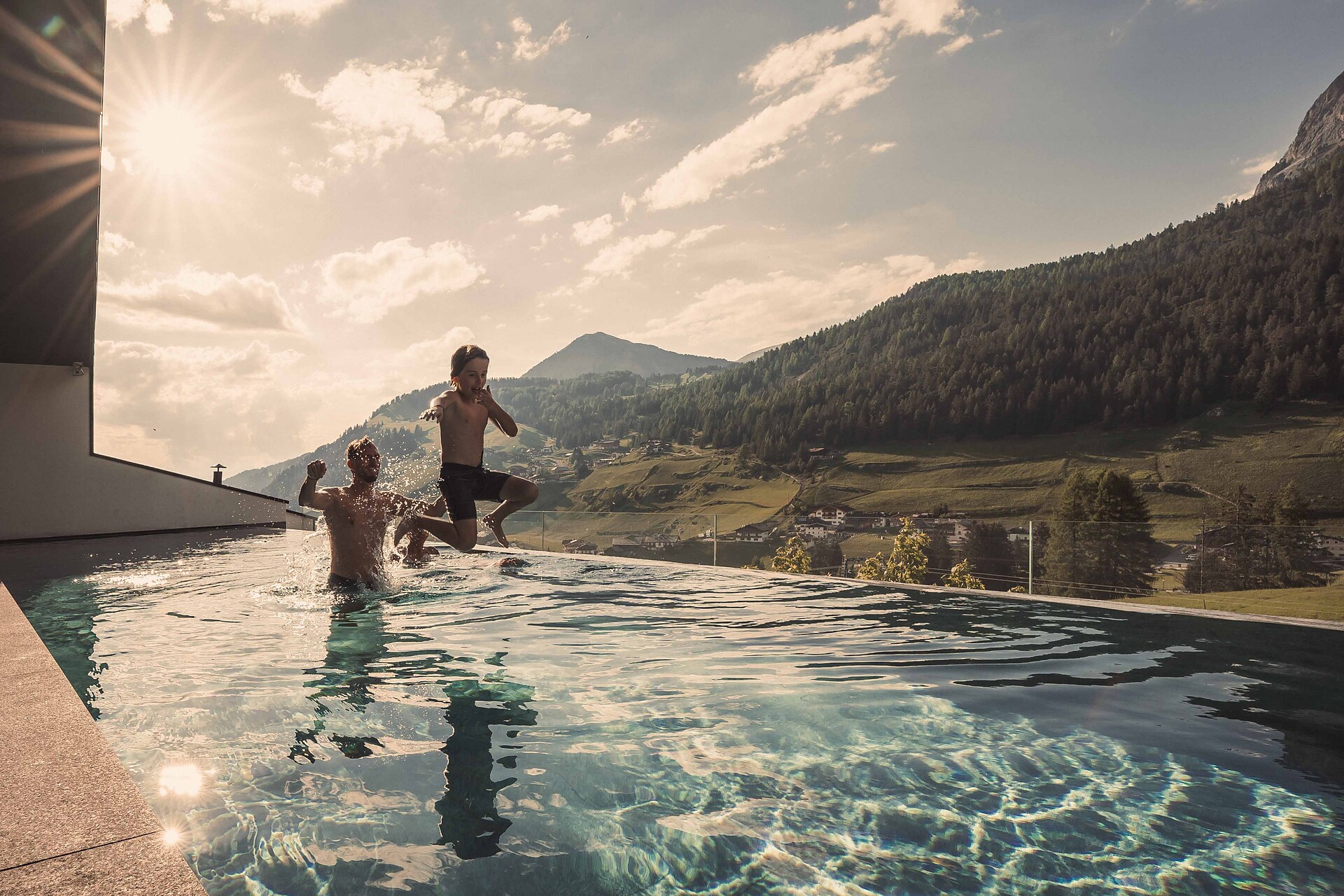 famiglia in piscina