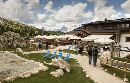 Hotel Sellajoch - Passo Sella Dolomiten Mountain Resort Wolkenstein 5 suedtirol.info