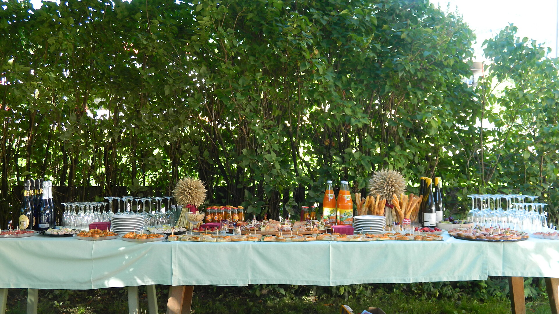 Aperitiv im Garten vor dem Hotel