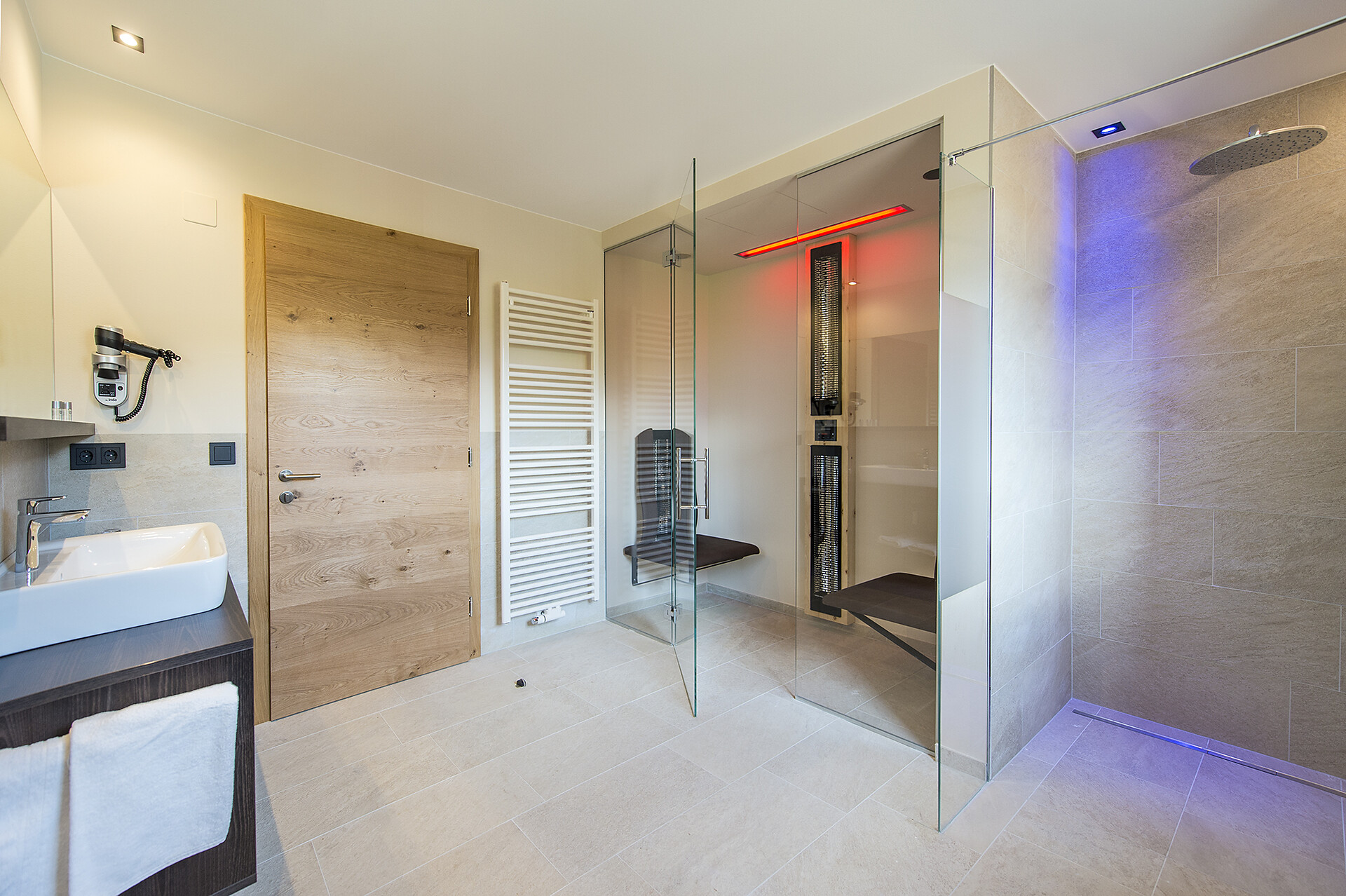 Junior Suite Bad mit Infrarotsauna