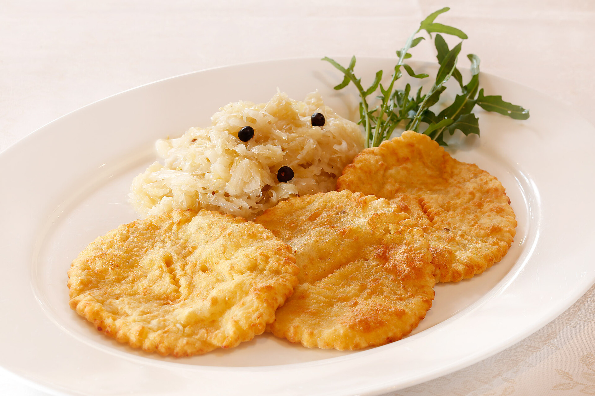 Kartoffelplattln mit Sauerkraut