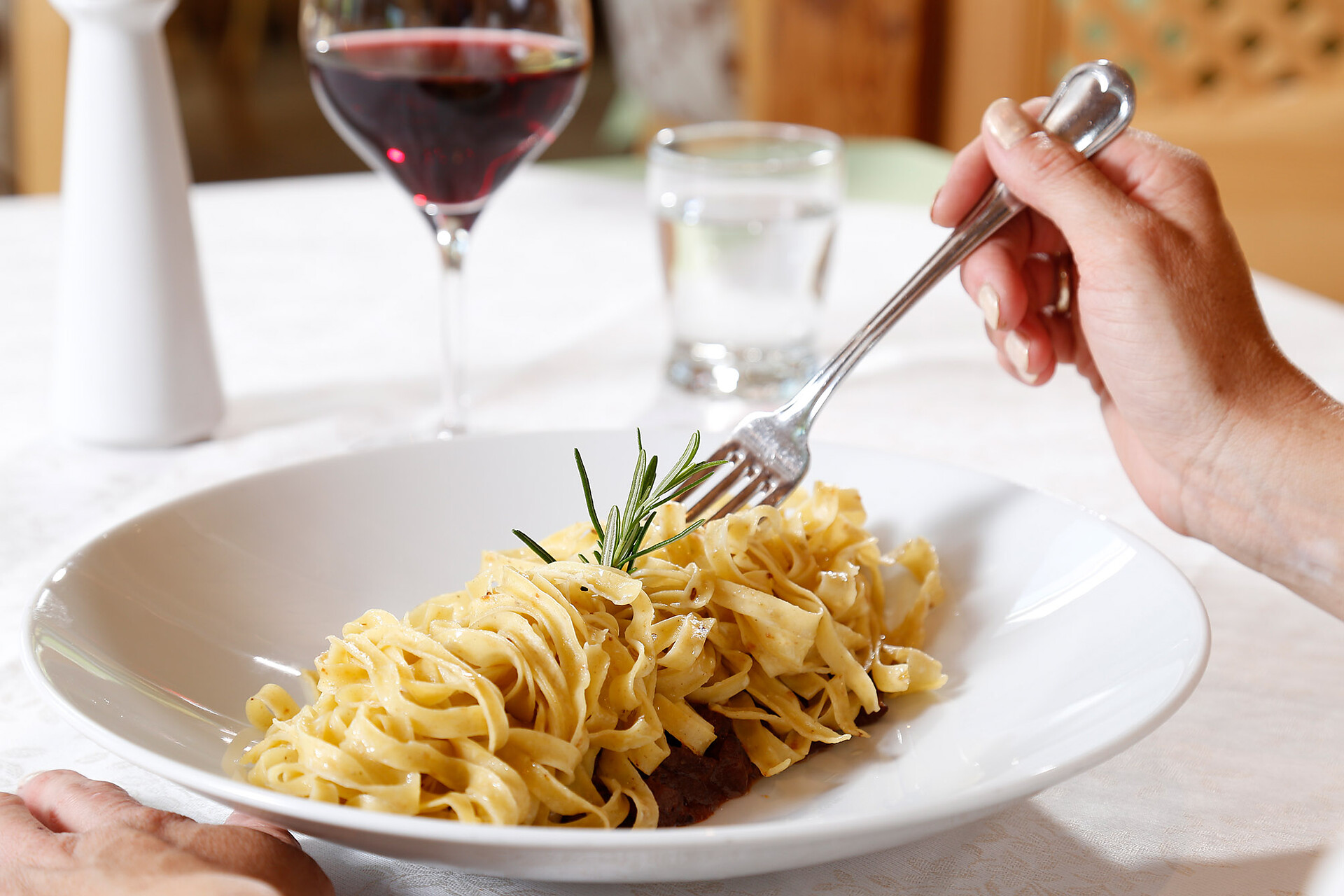 Schüttelbrottagliatelle mit Rehragout
