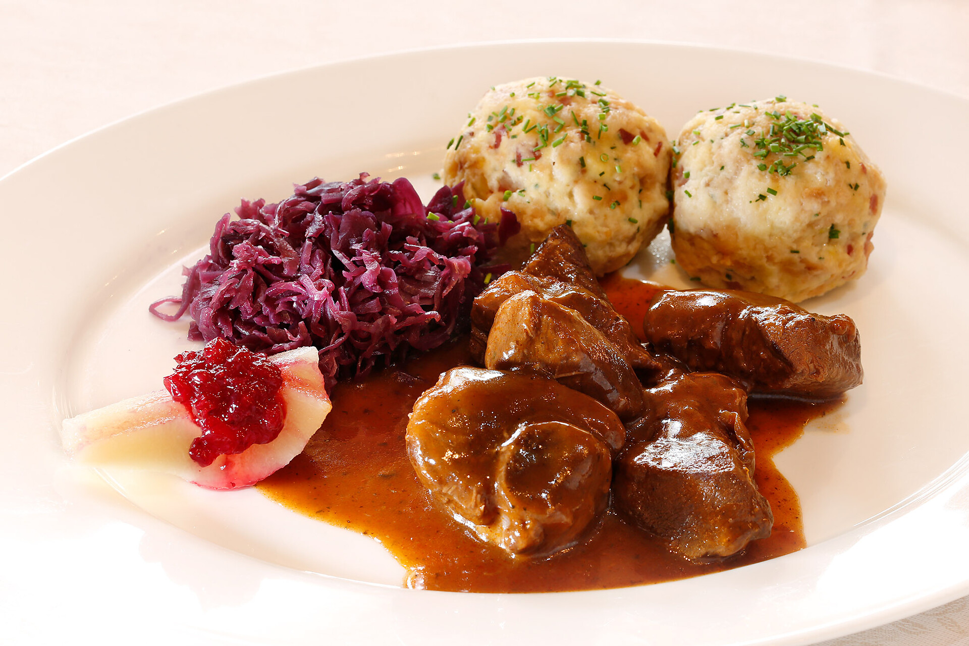 Hirschgulasch mit Speckknödeln und Blaukraut
