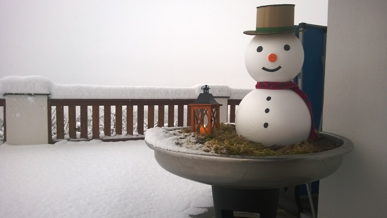 Schneemann vor dem Haus
