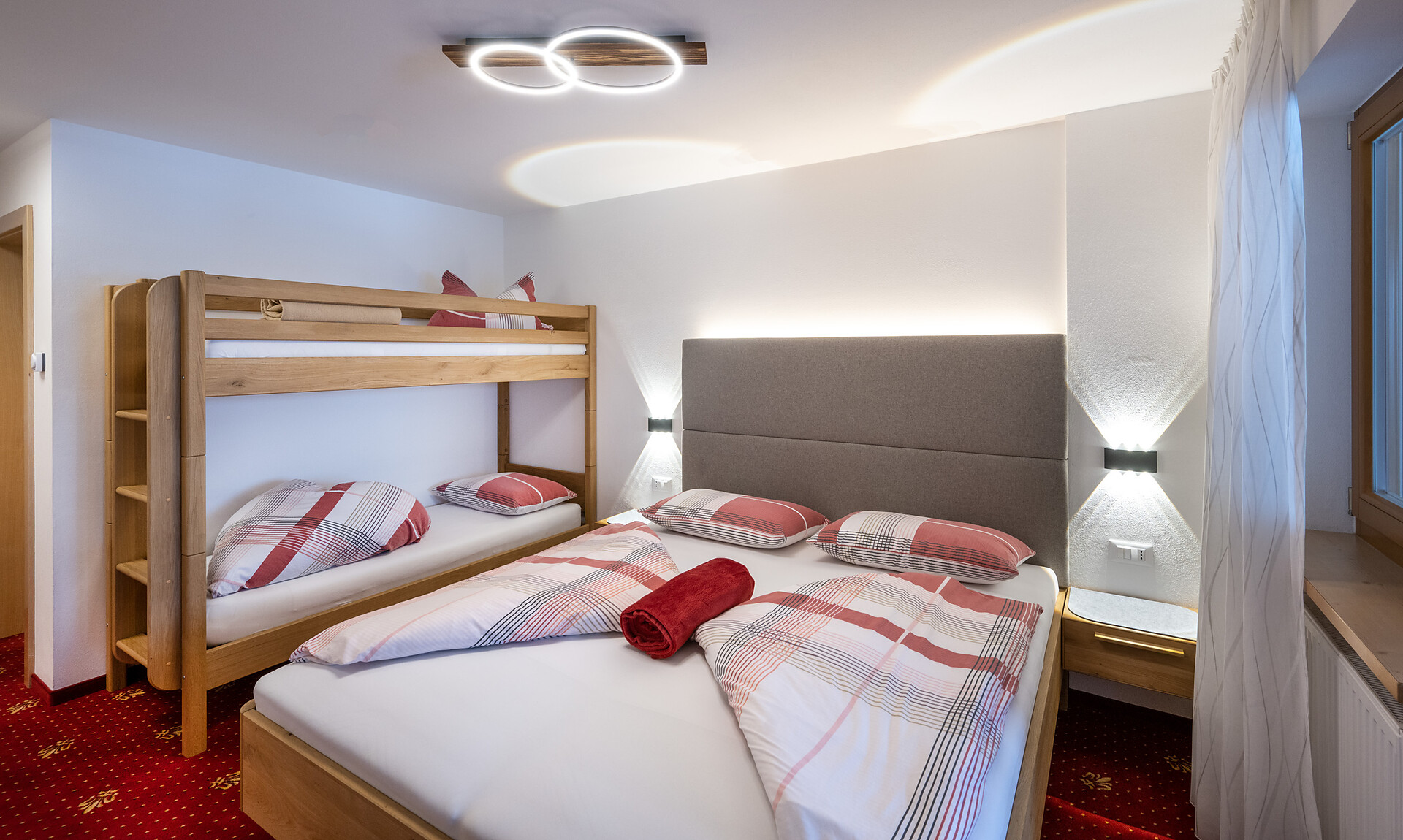 Double bedroom with bunk bed