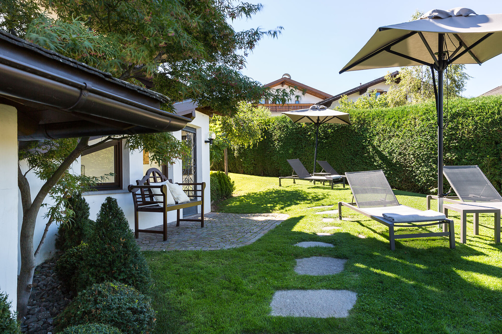 Garten mit Liegebereich im Nebenhaus Residence Mayr
