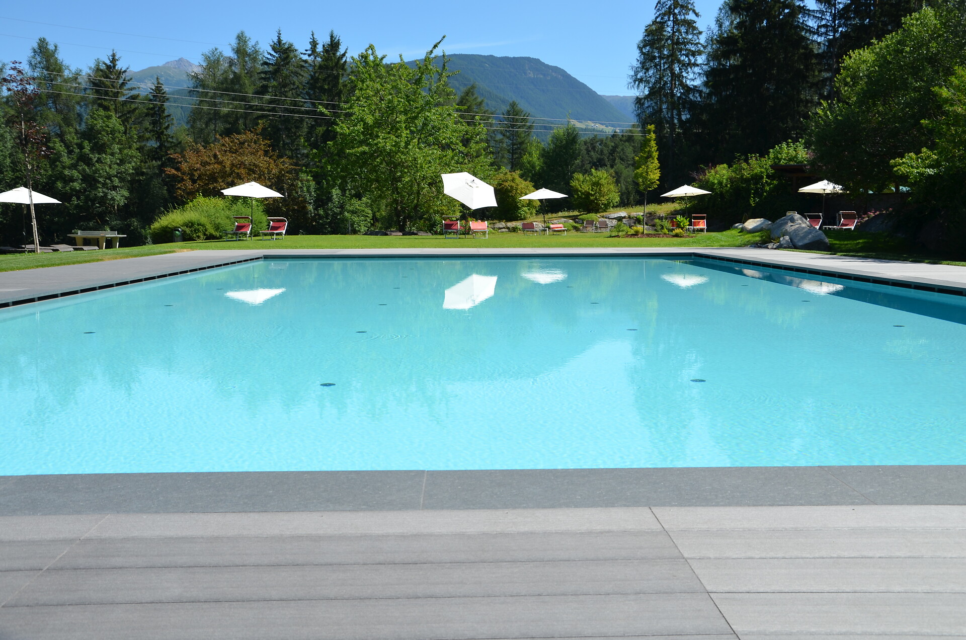 Außenpool mit Panoramablick im Garten
