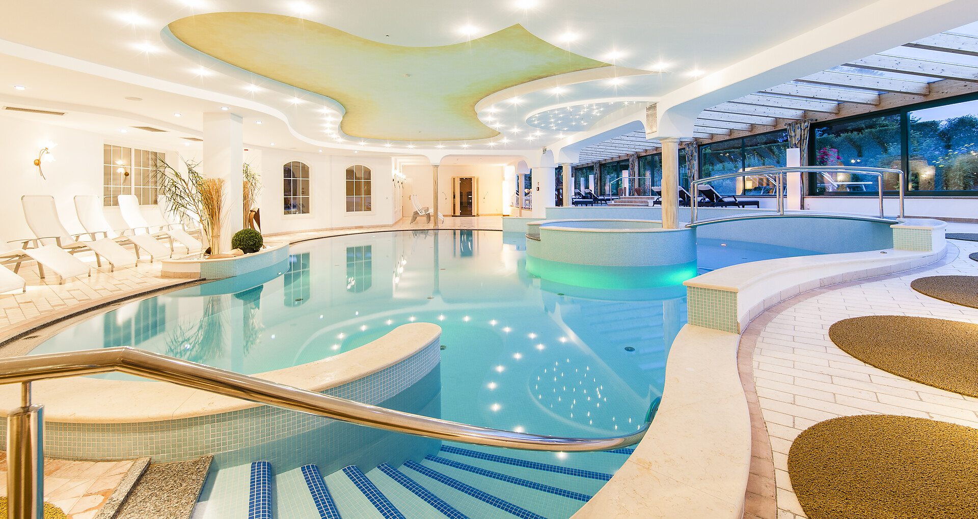 Wellnessbereich und Hallenbad