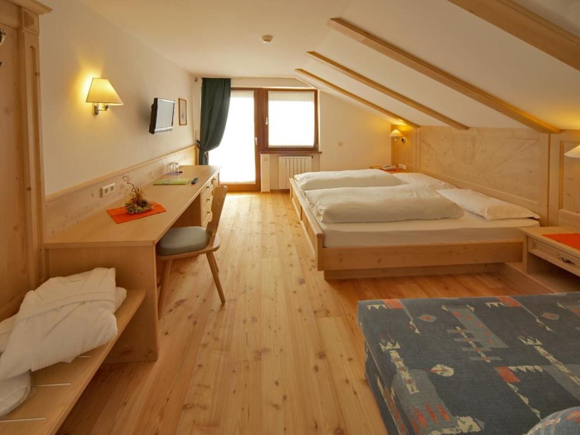 room typ natur with wooden floor