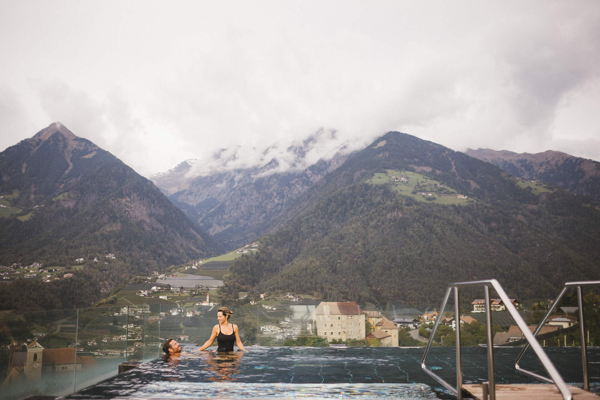 Pool zum Entspannen mit Blick auf Schloss Schenna