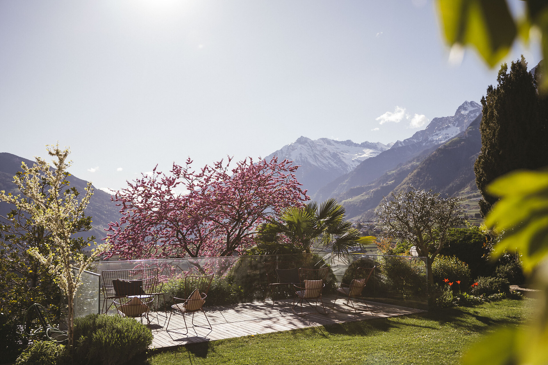 Frühlingshafter Ausblick auf die Berge