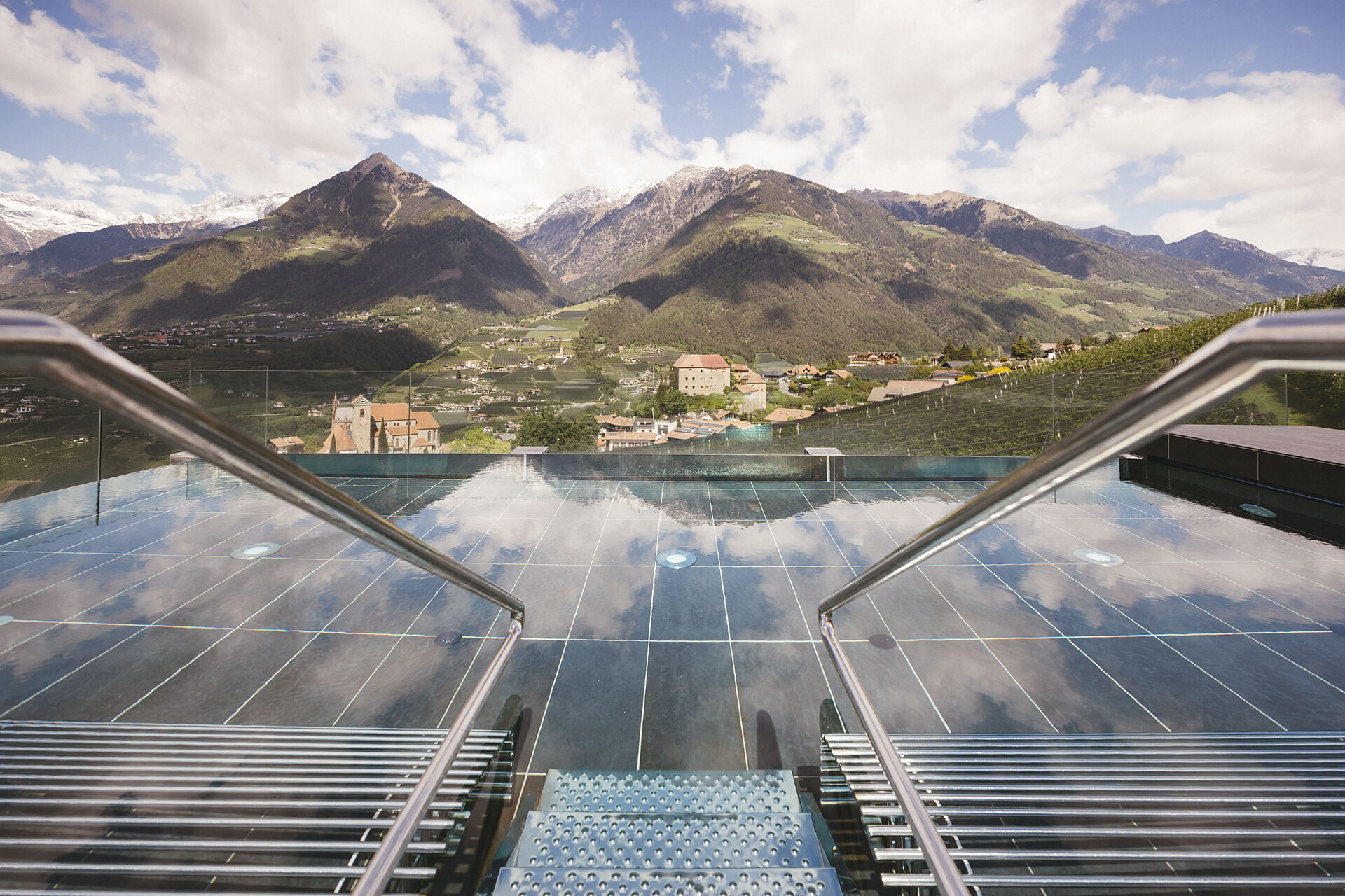 Das Infinity Solebecken mit 360° Ausblick