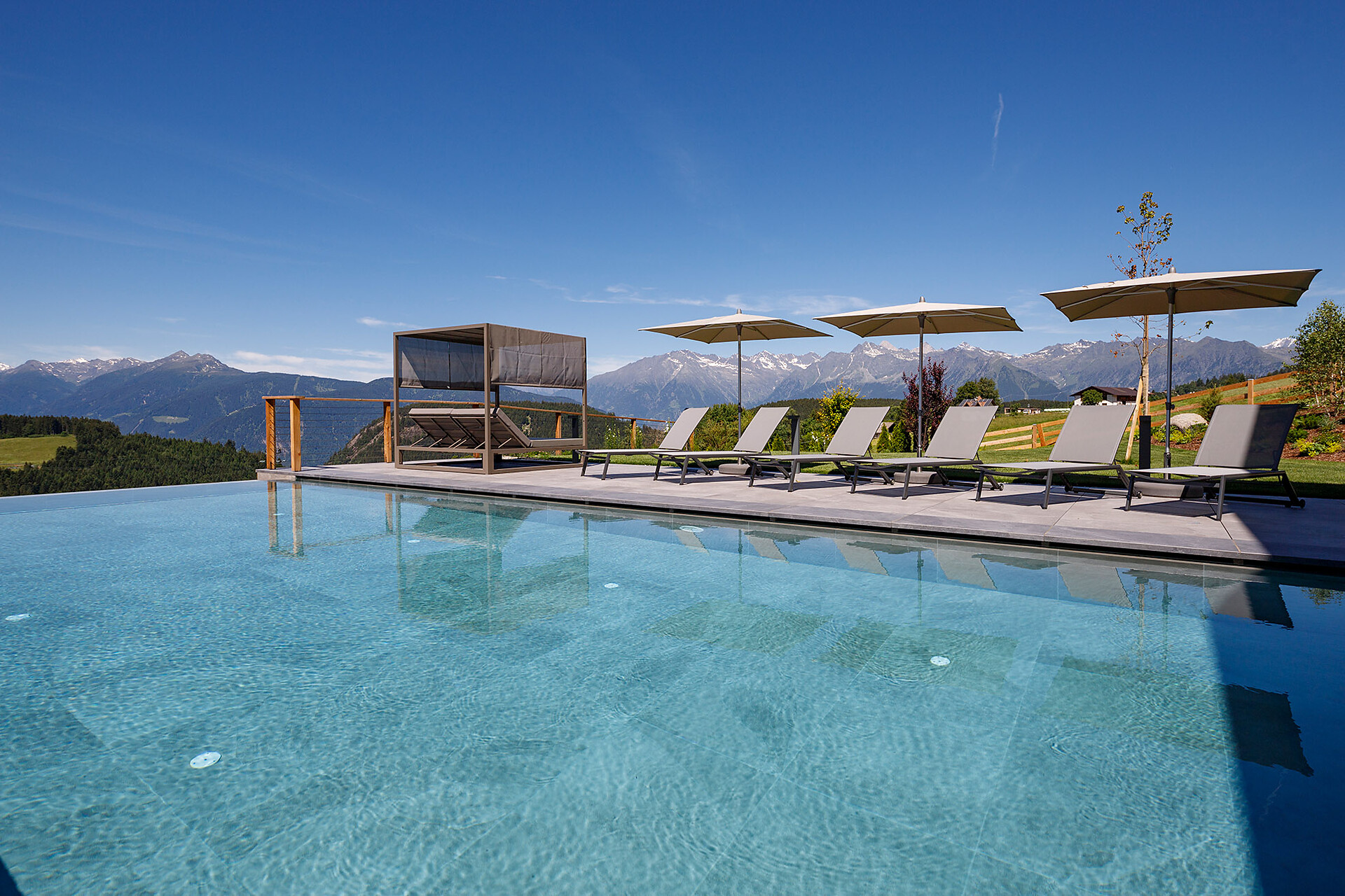 Ganzjährig beheizter Infinitypool