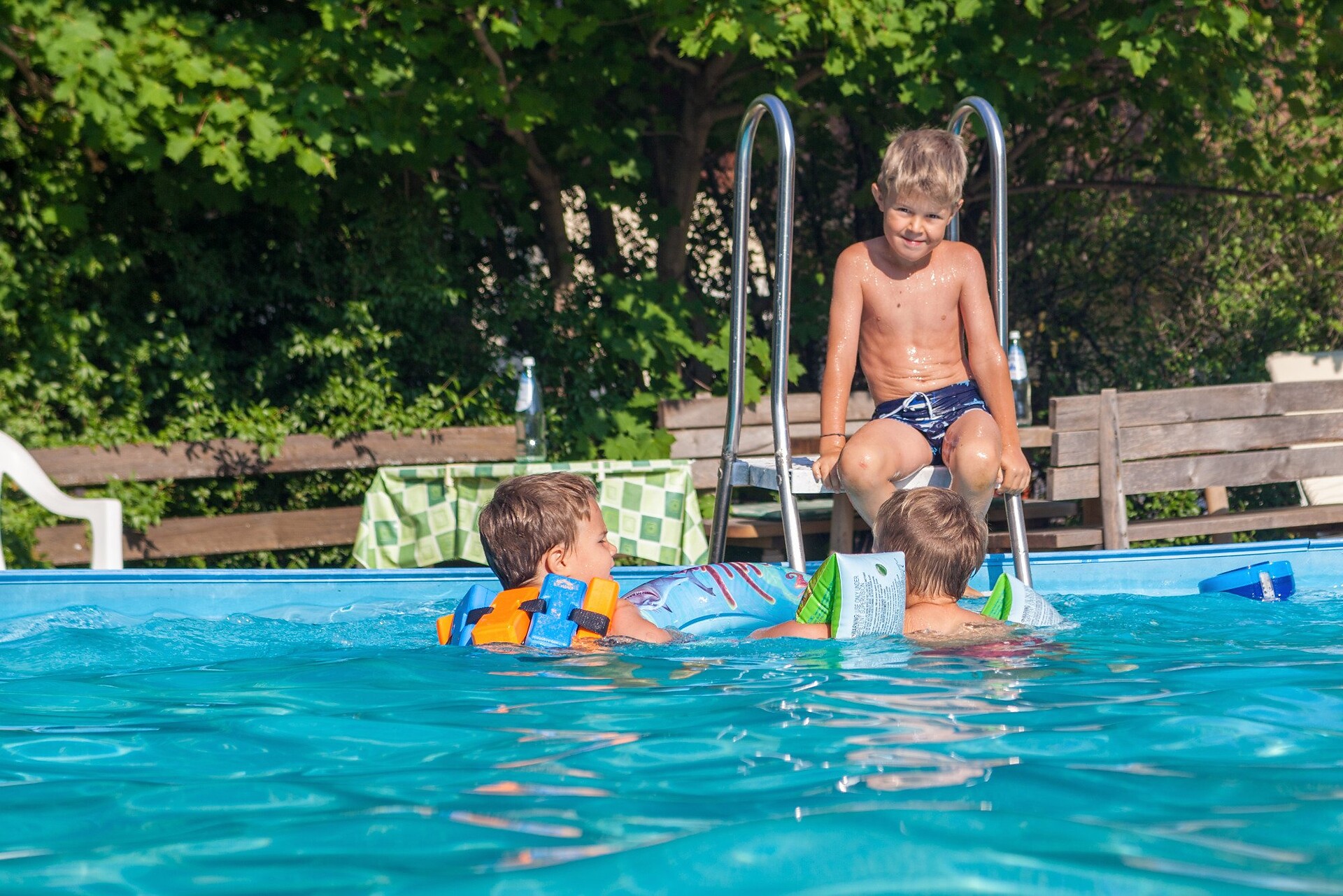 Piscina all'aperto con giardino