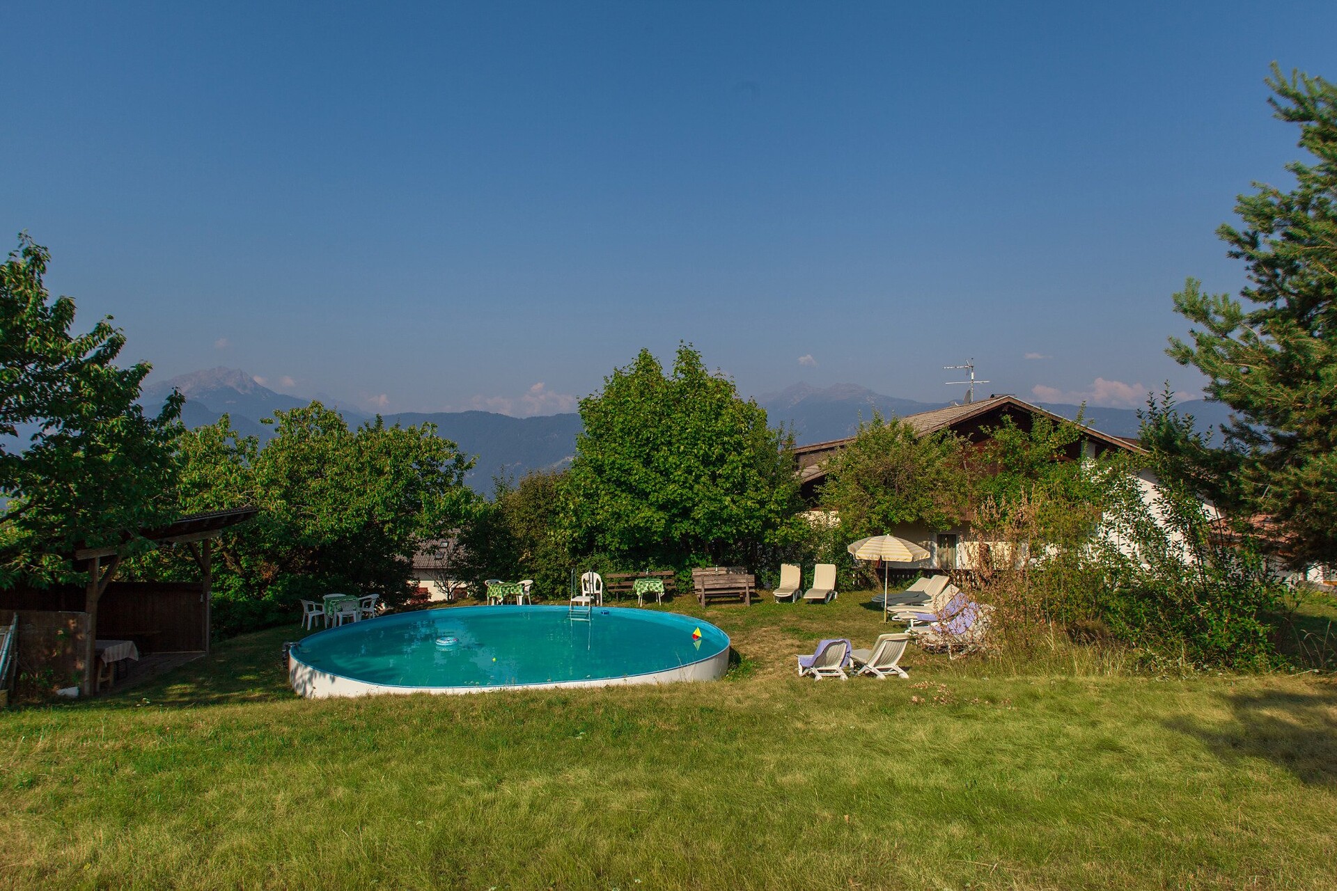 Piscina all'aperto con giardino
