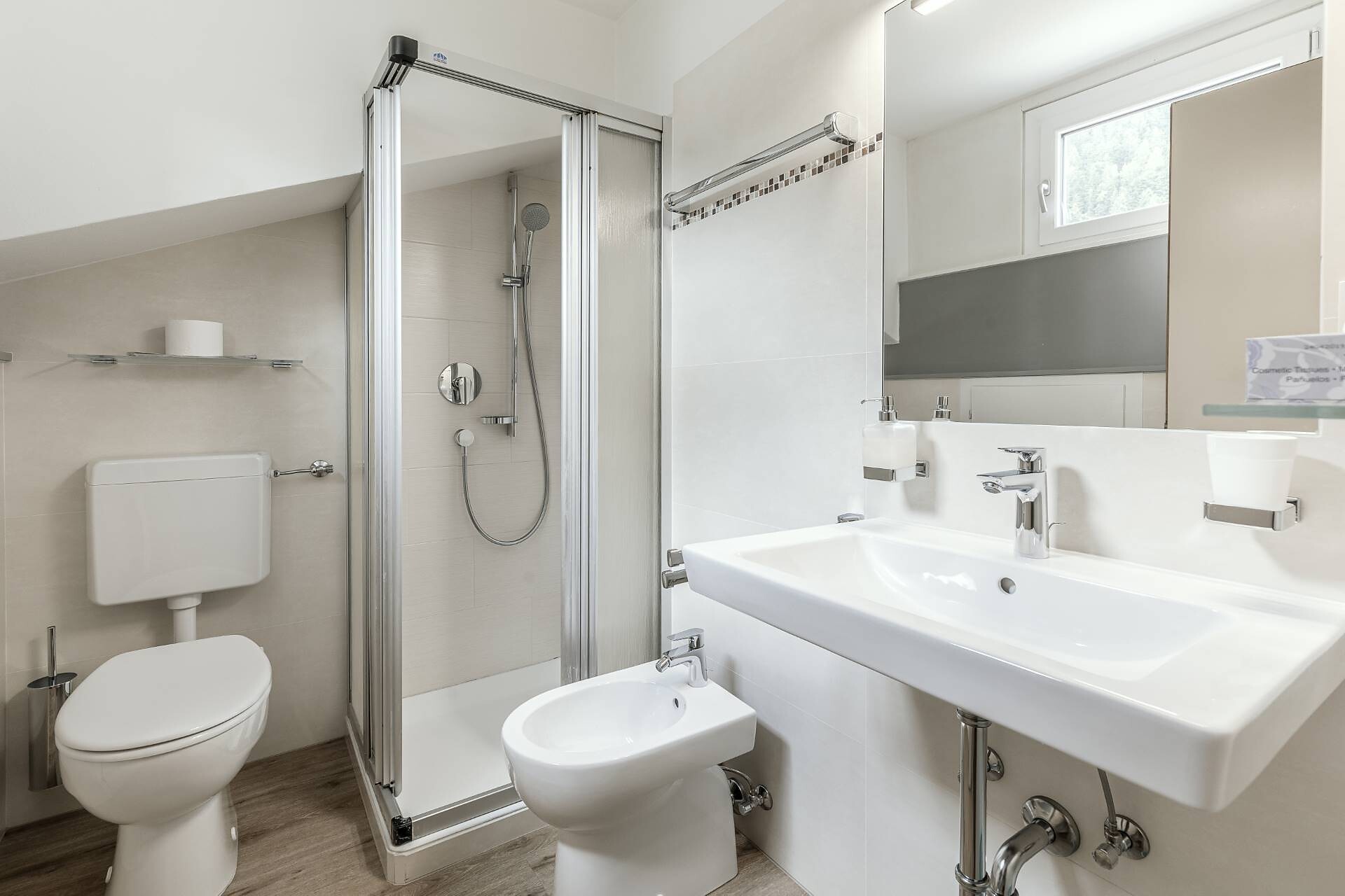 Bath tube/single bed room/ loft